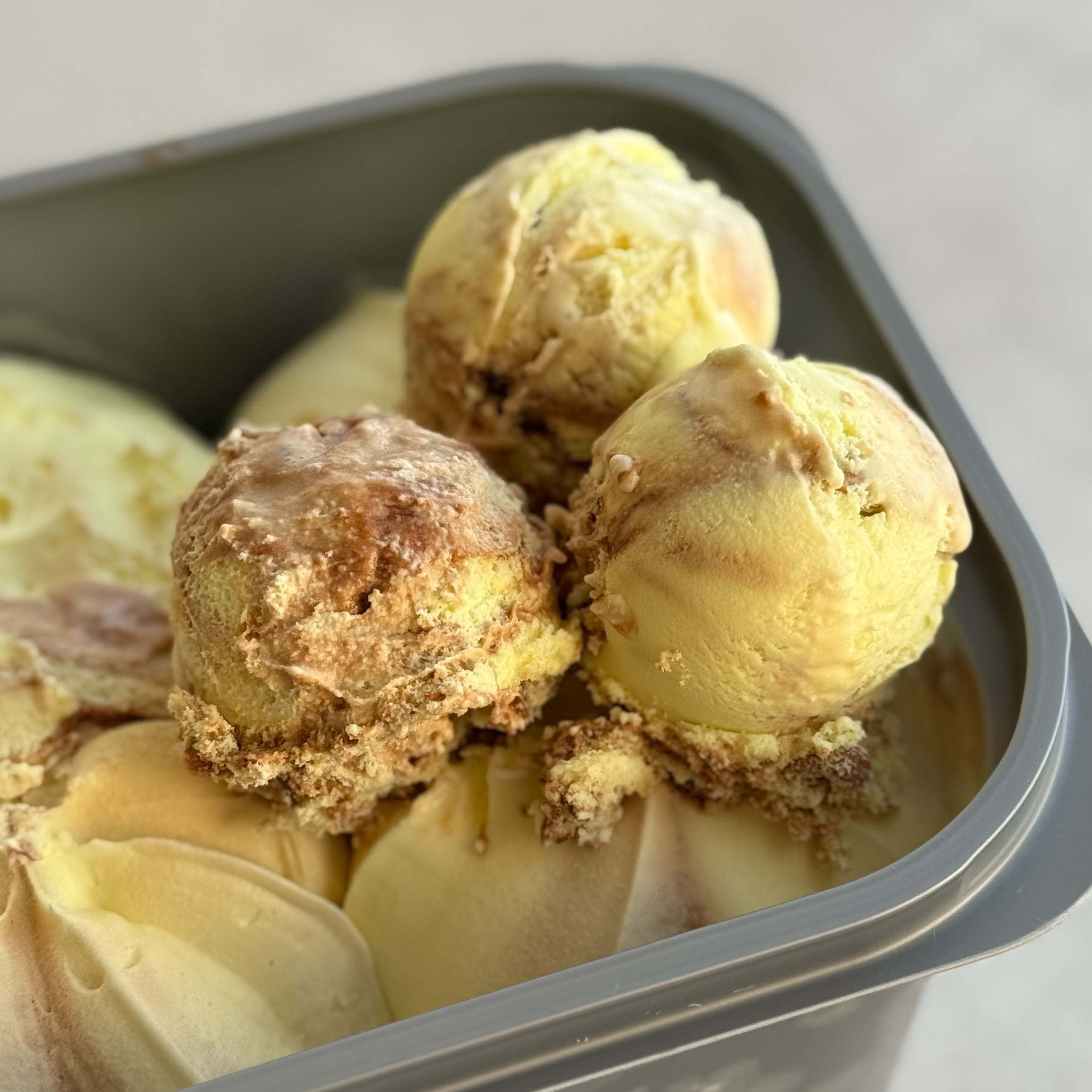 Мороженое, которое сочетает сливочный пломбир с ароматом банана и добавлением шоколада. изображение 3