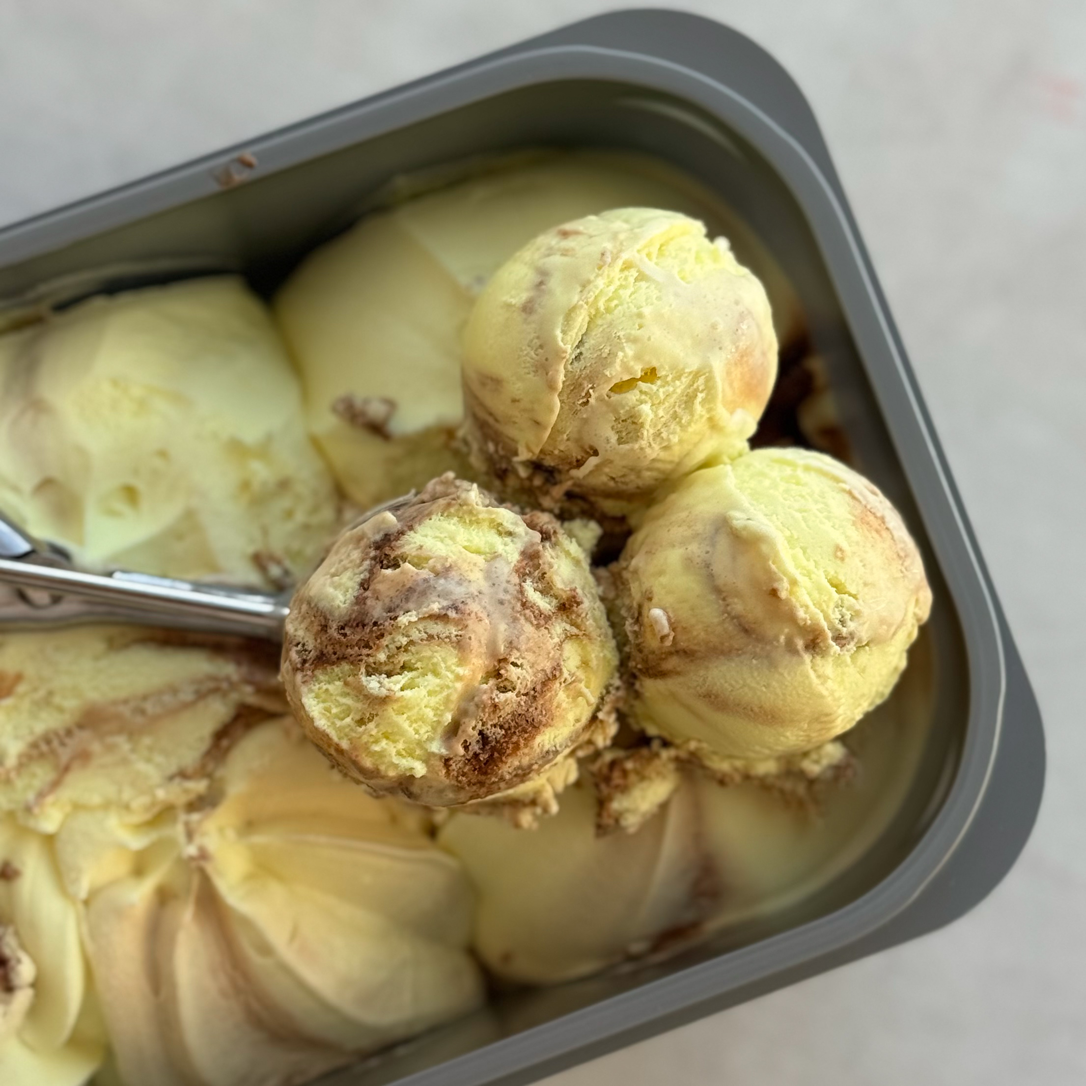 Мороженое, которое сочетает сливочный пломбир с ароматом банана и добавлением шоколада. изображение 4