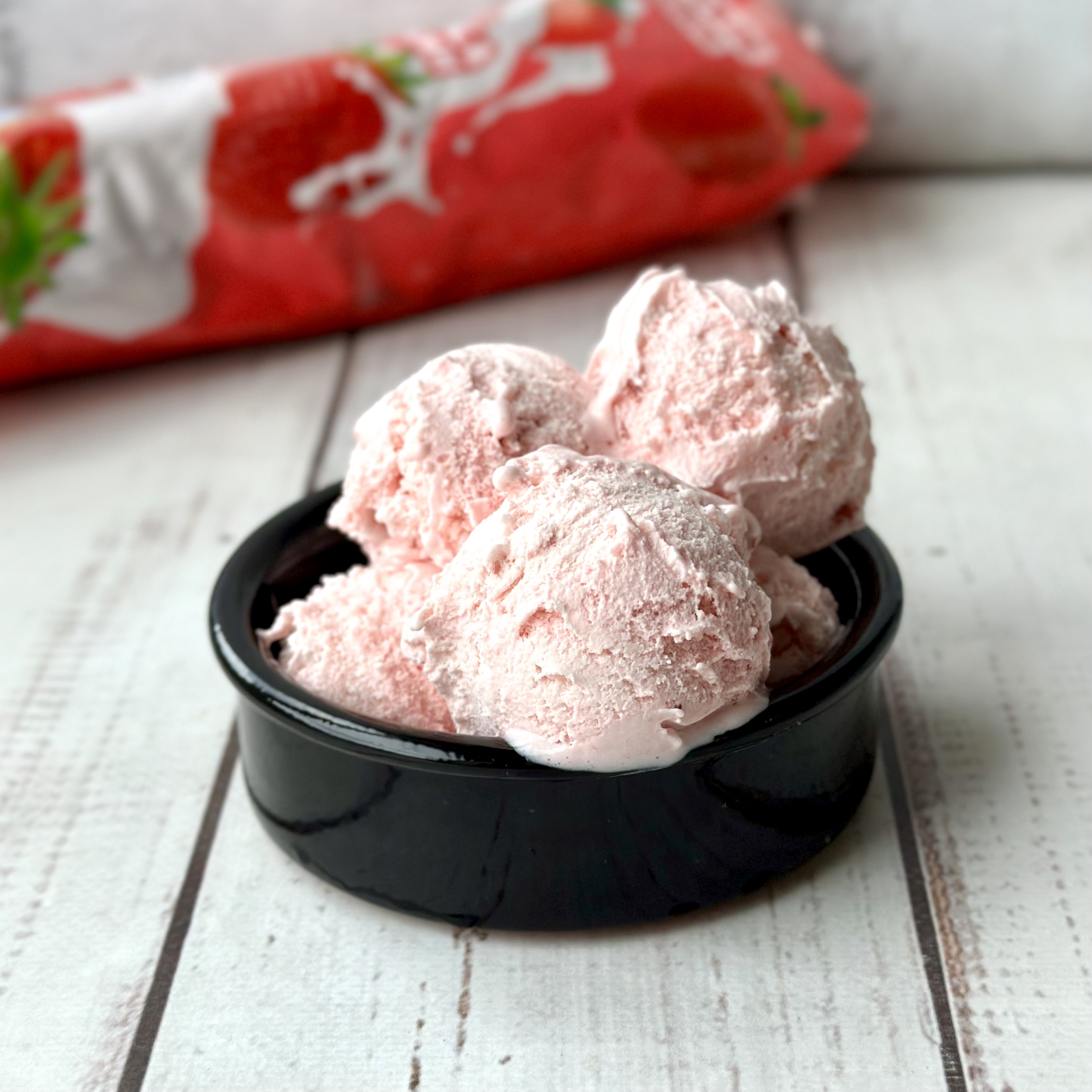 Мороженое пломбир с ароматом ванили и клубники со сливками изображение 2