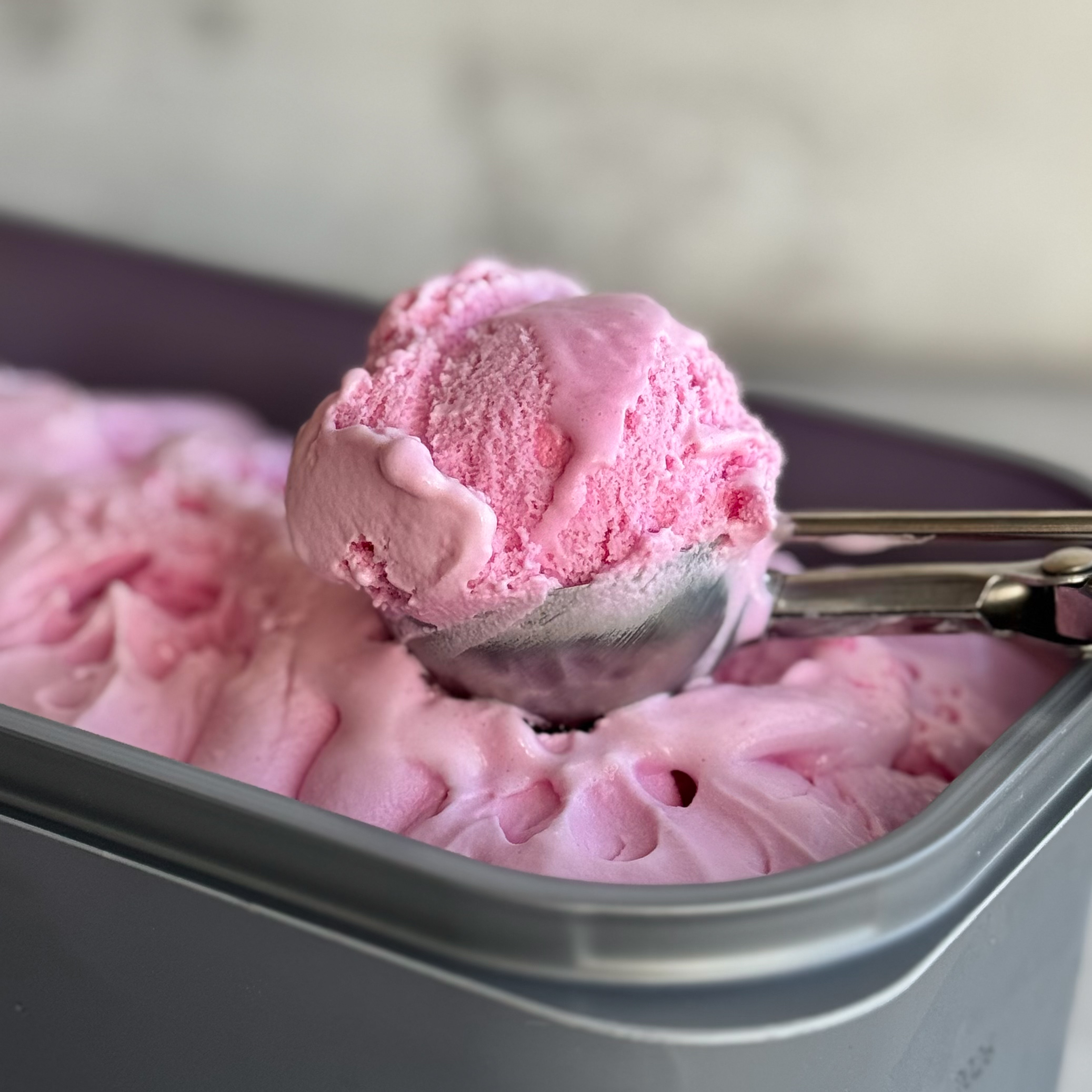 Мороженое, сочетающее сливочный пломбир с ароматом малины и кусочками воздушного зефира (маршмеллоу). изображение 1