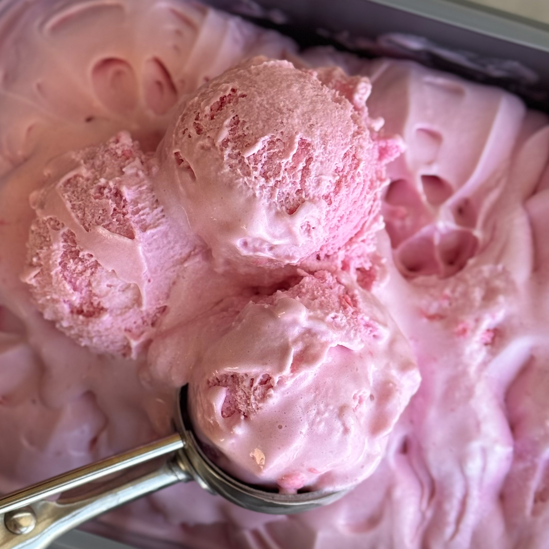 Мороженое, сочетающее сливочный пломбир с ароматом малины и кусочками воздушного зефира (маршмеллоу). изображение 2