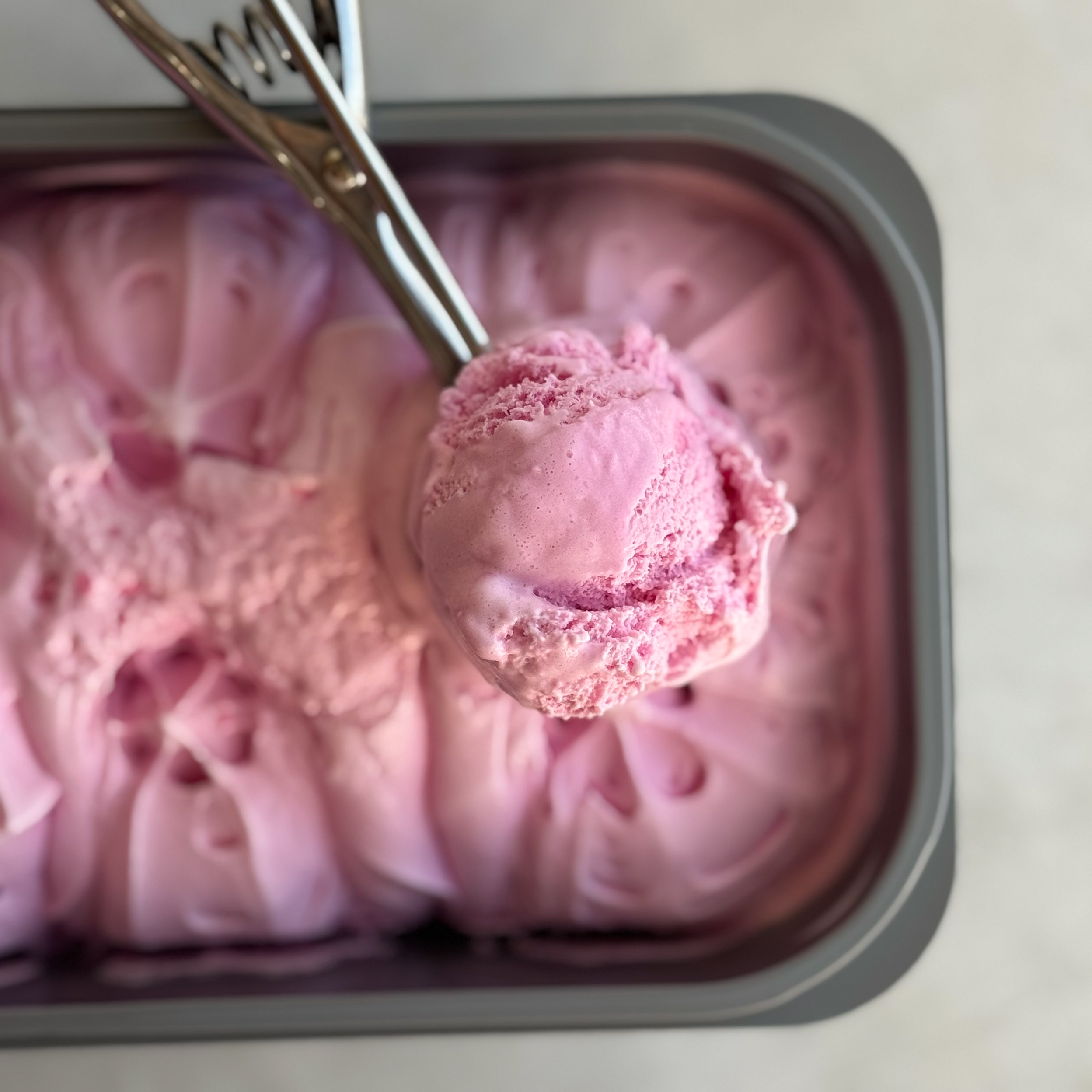 Мороженое, сочетающее сливочный пломбир с ароматом малины и кусочками воздушного зефира (маршмеллоу). изображение 3