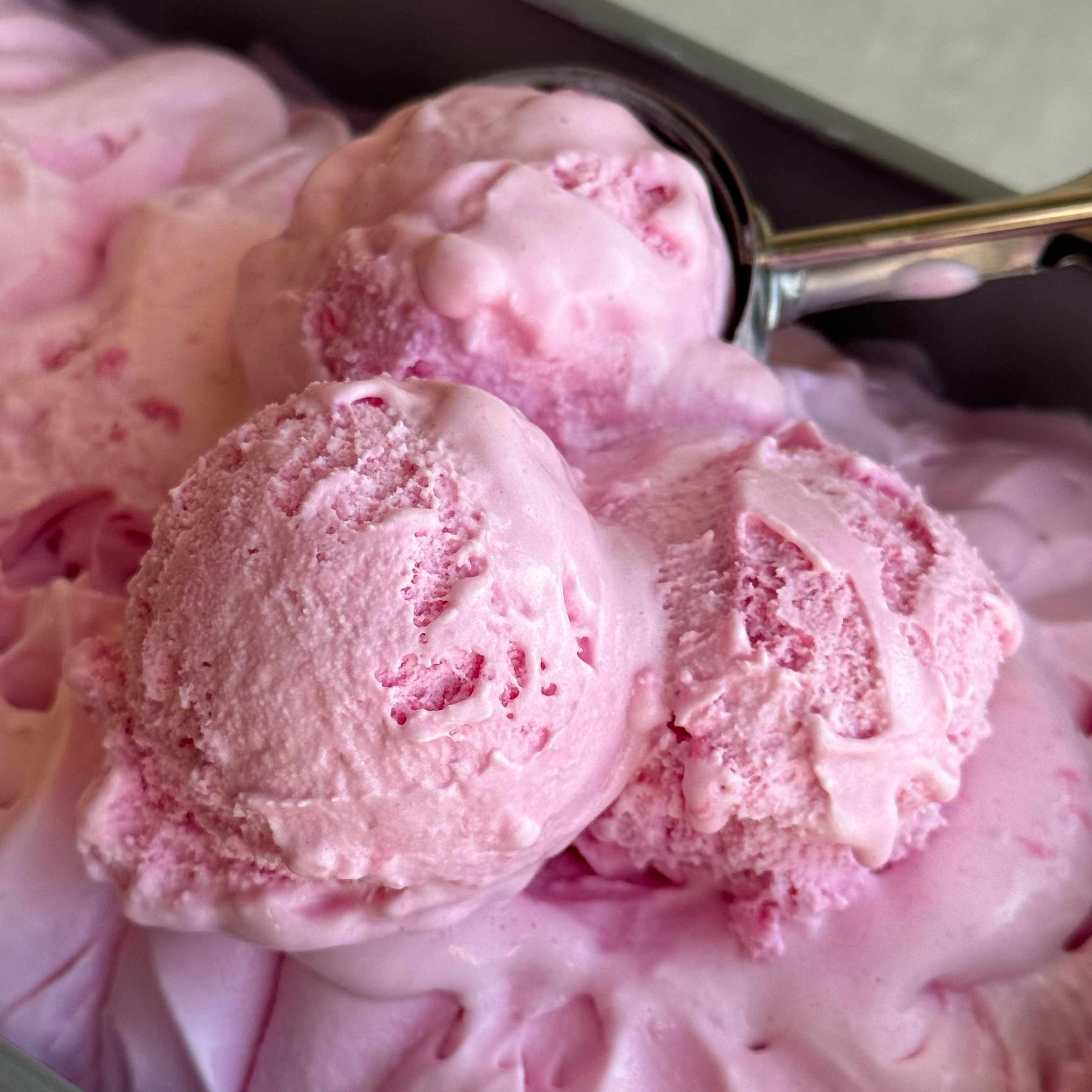 Мороженое, сочетающее сливочный пломбир с ароматом малины и кусочками воздушного зефира (маршмеллоу). изображение 4