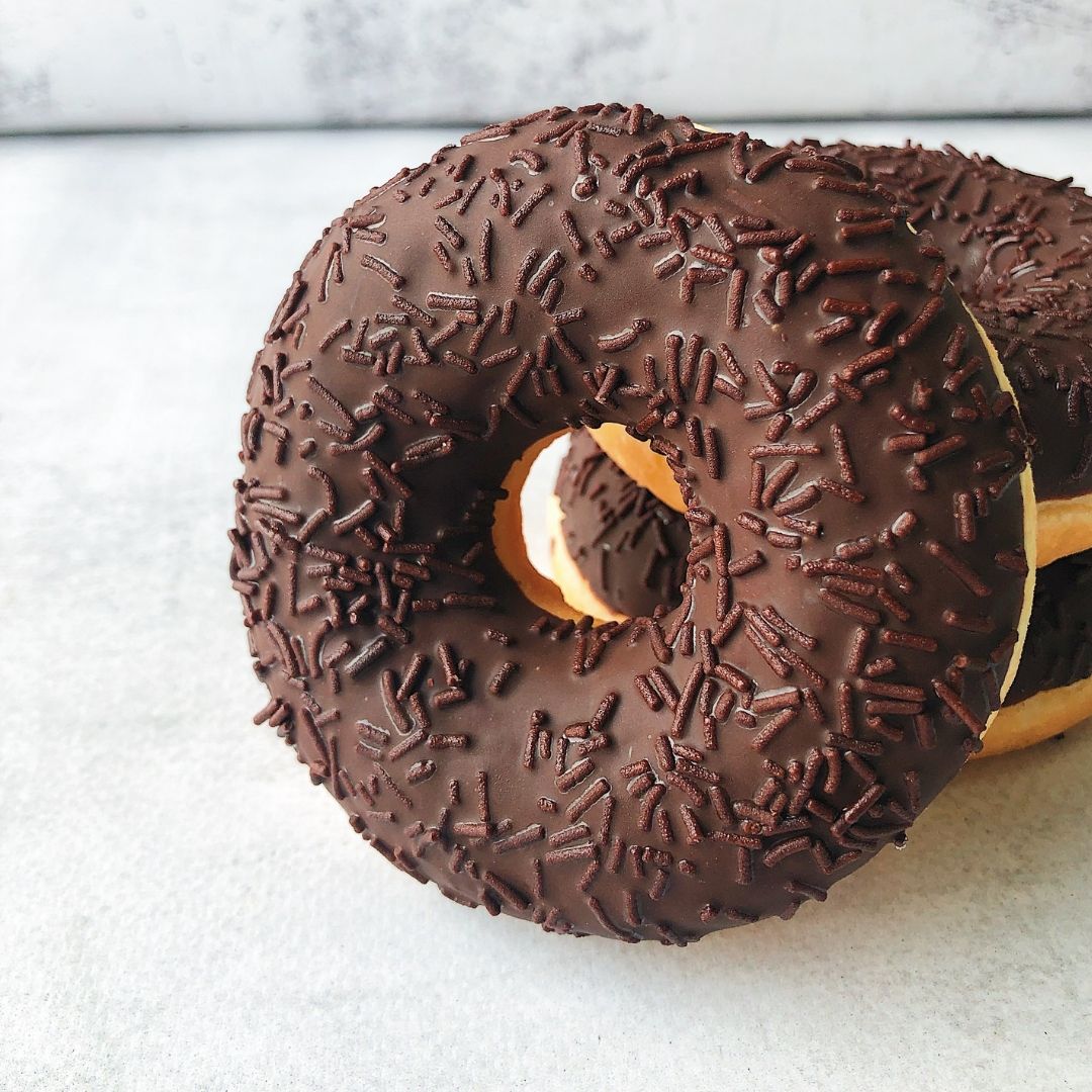 Пончик с шоколадной начинкой, шоколадной кондитерской глазурью и шоколадной посыпкой изображение 3
