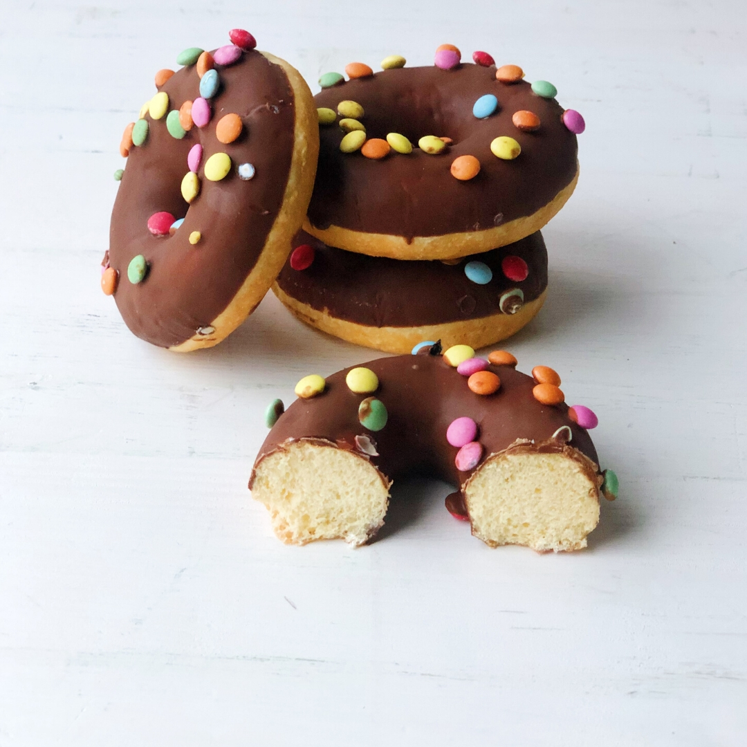 Пончик с шоколадной глазурью и цветными драже изображение 1