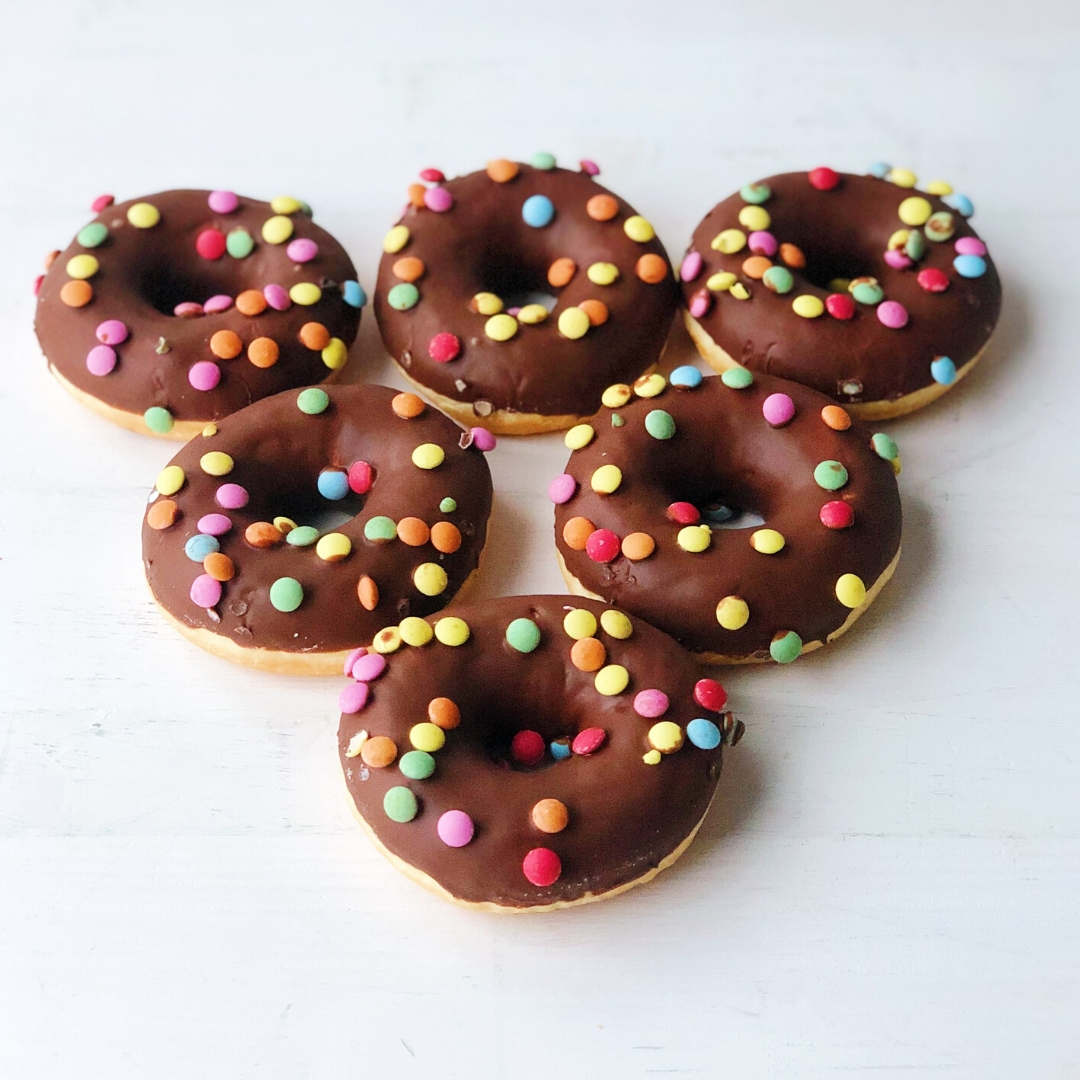 Пончик с шоколадной глазурью и цветными драже изображение 2