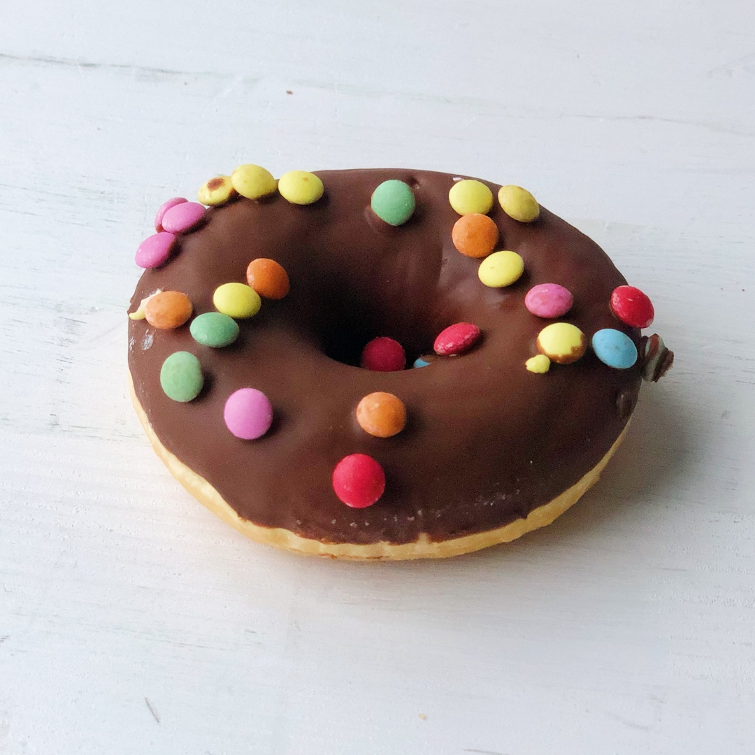 Пончик с шоколадной глазурью и цветными драже изображение 4