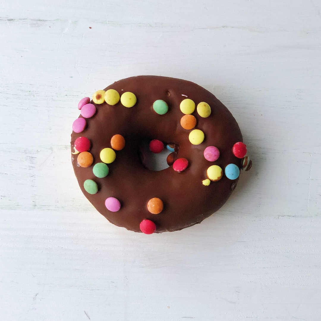 Пончик с шоколадной глазурью и цветными драже изображение 5