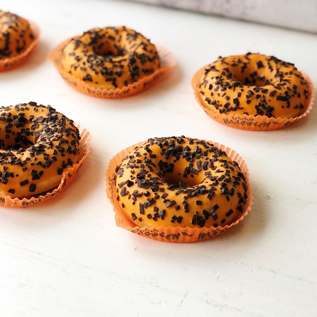 Пончик с кондитерской глазурью, апельсиновой и черносмородиновой начинками и шоколадной крошкой. изображение 3
