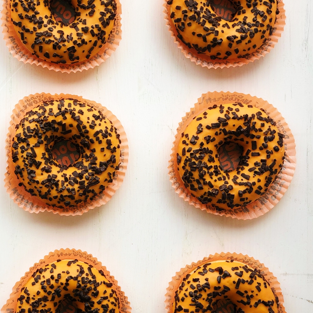 Пончик с кондитерской глазурью, апельсиновой и черносмородиновой начинками и шоколадной крошкой. изображение 4