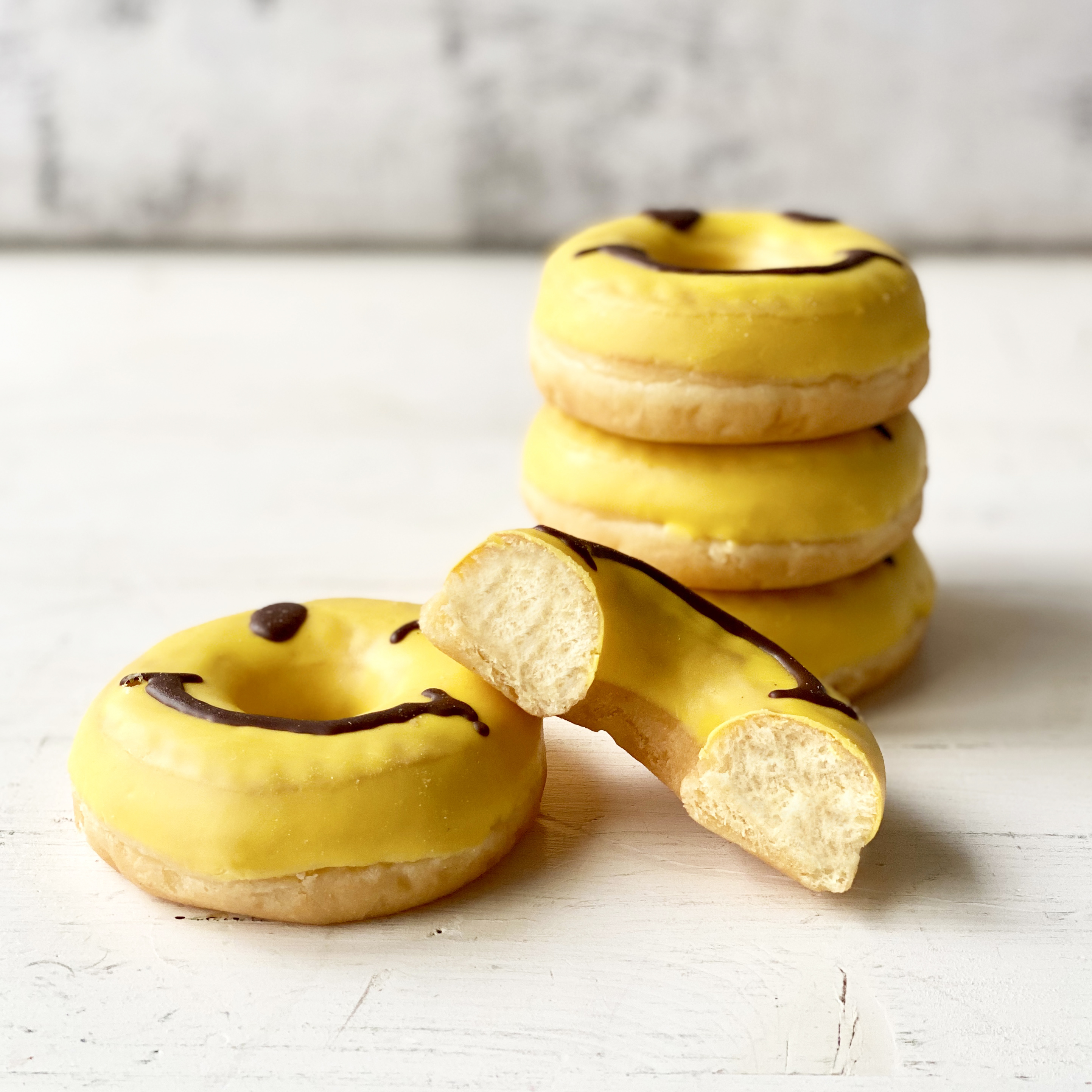 Пончик c желтой кондитерской глазурью и декором, без начинки изображение 1