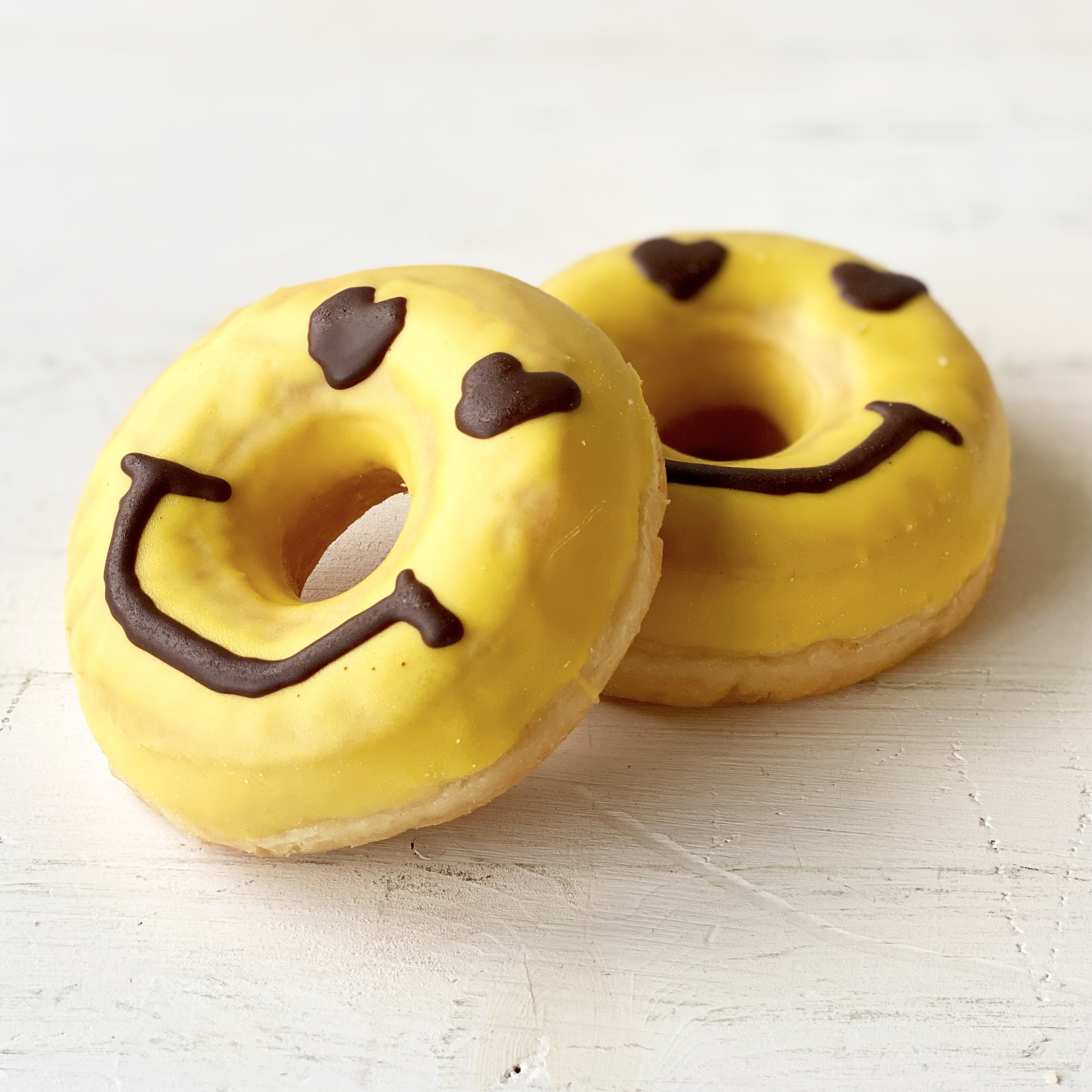 Пончик c желтой кондитерской глазурью и декором, без начинки изображение 2
