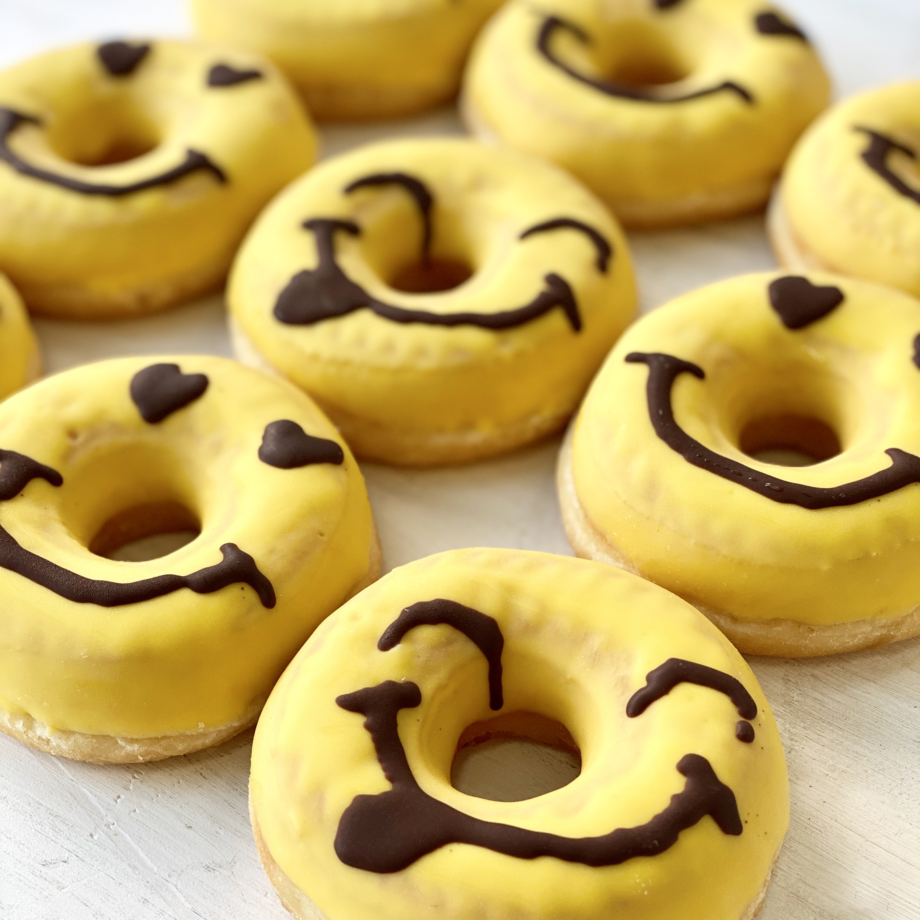 Пончик c желтой кондитерской глазурью и декором, без начинки изображение 3