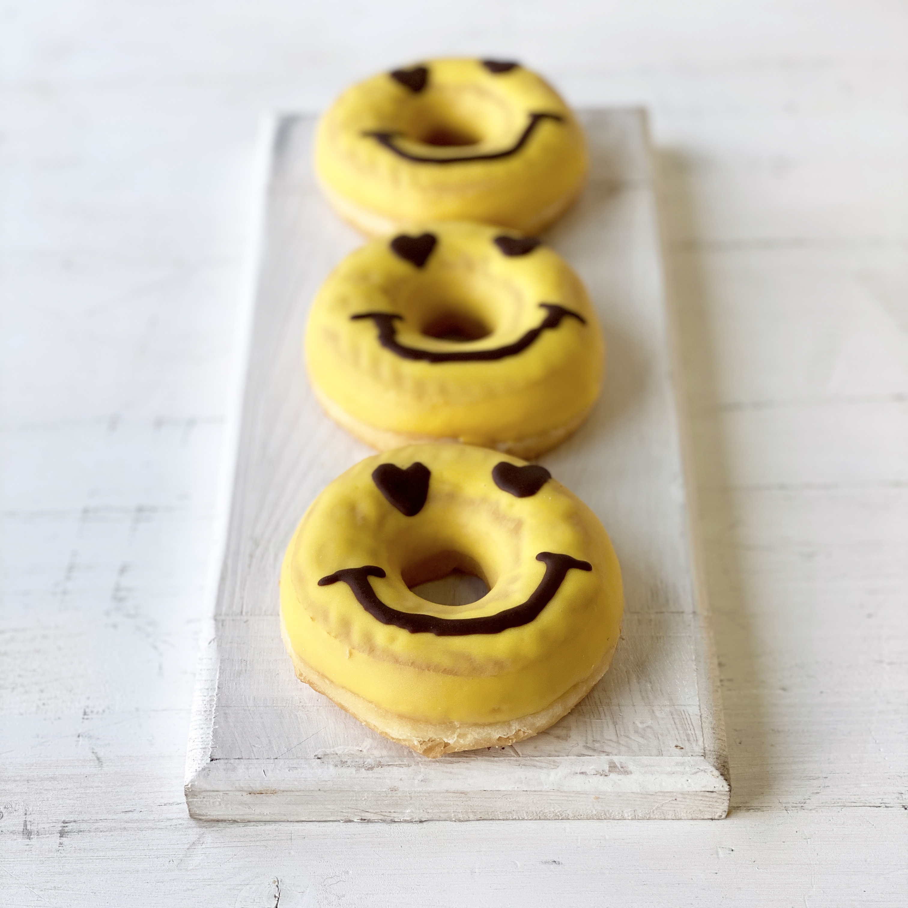 Пончик c желтой кондитерской глазурью и декором, без начинки изображение 4