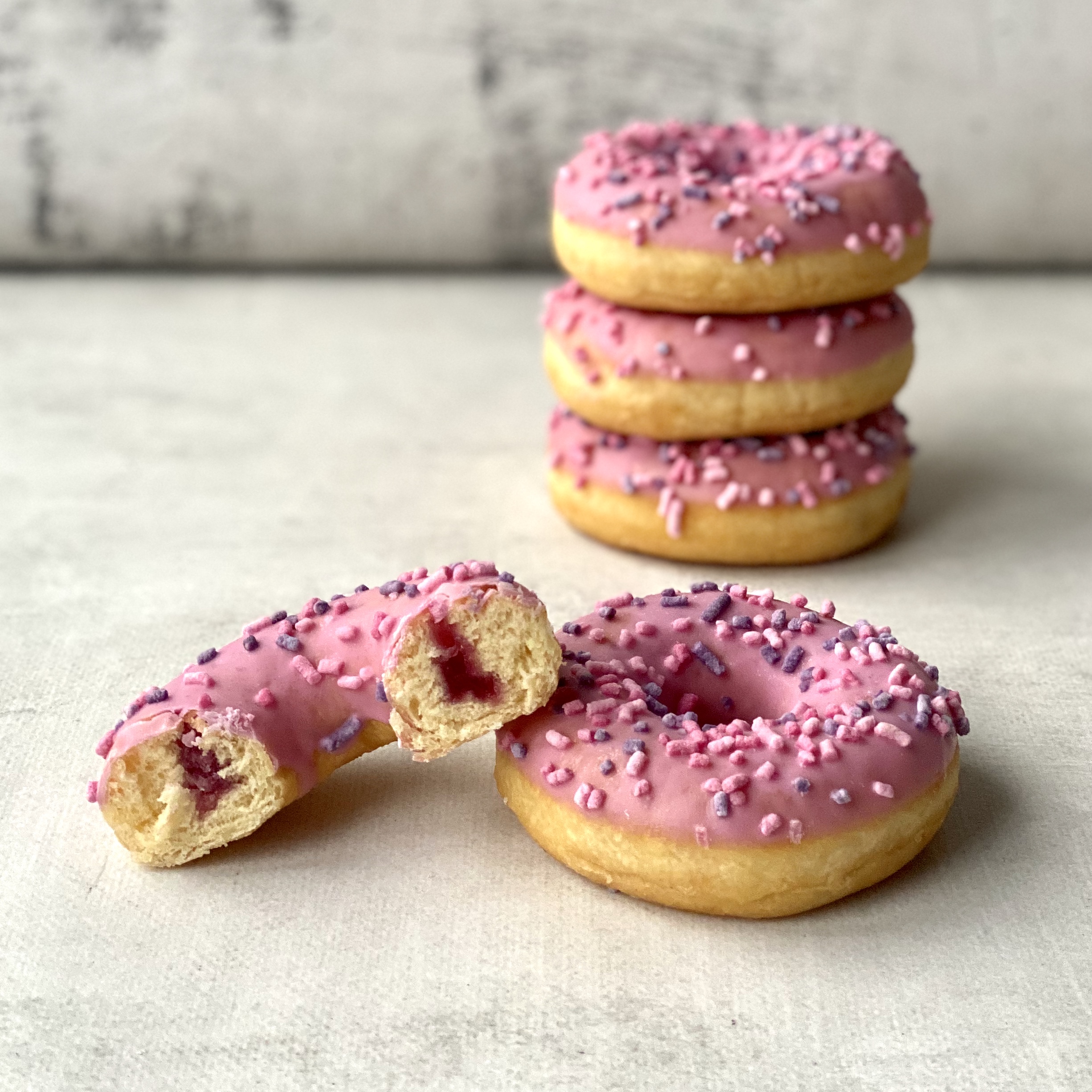 Пончик с начинкой из пюре малины, клюквы, черники с розовой глазурью и розовой посыпкой изображение 3