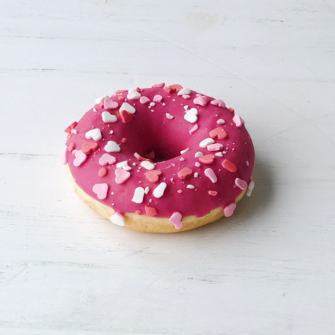 Пончик с клубничной начинкой, розовой глазурью и посыпкой в виде сердечек изображение 4