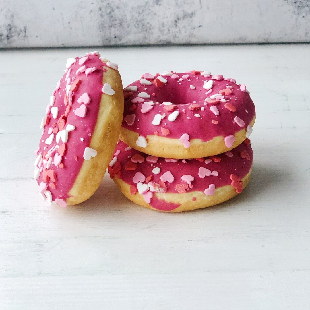 Пончик с клубничной начинкой, розовой глазурью и посыпкой в виде сердечек изображение 6