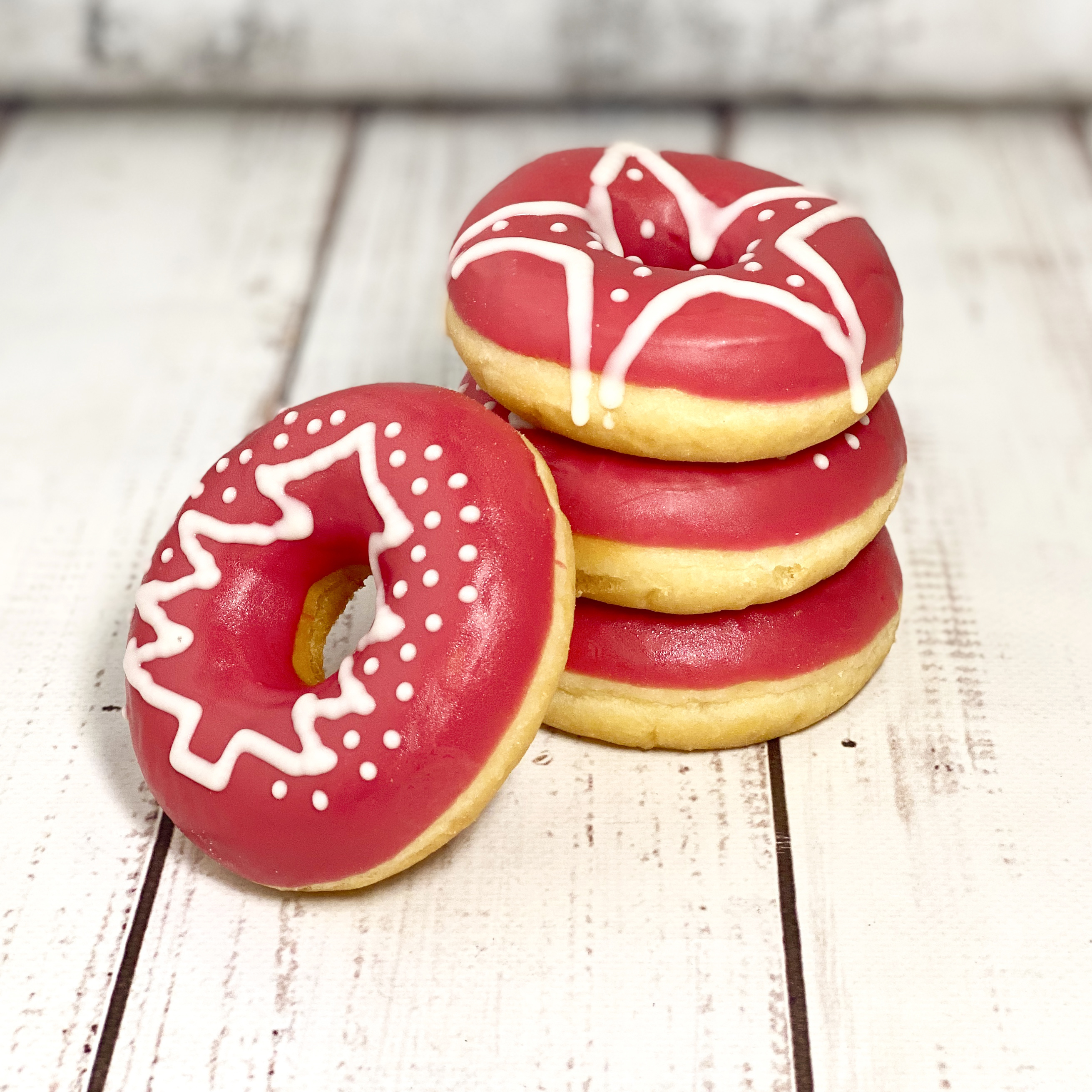 Пончик с красной и белой кондитерской глазурью изображение 1
