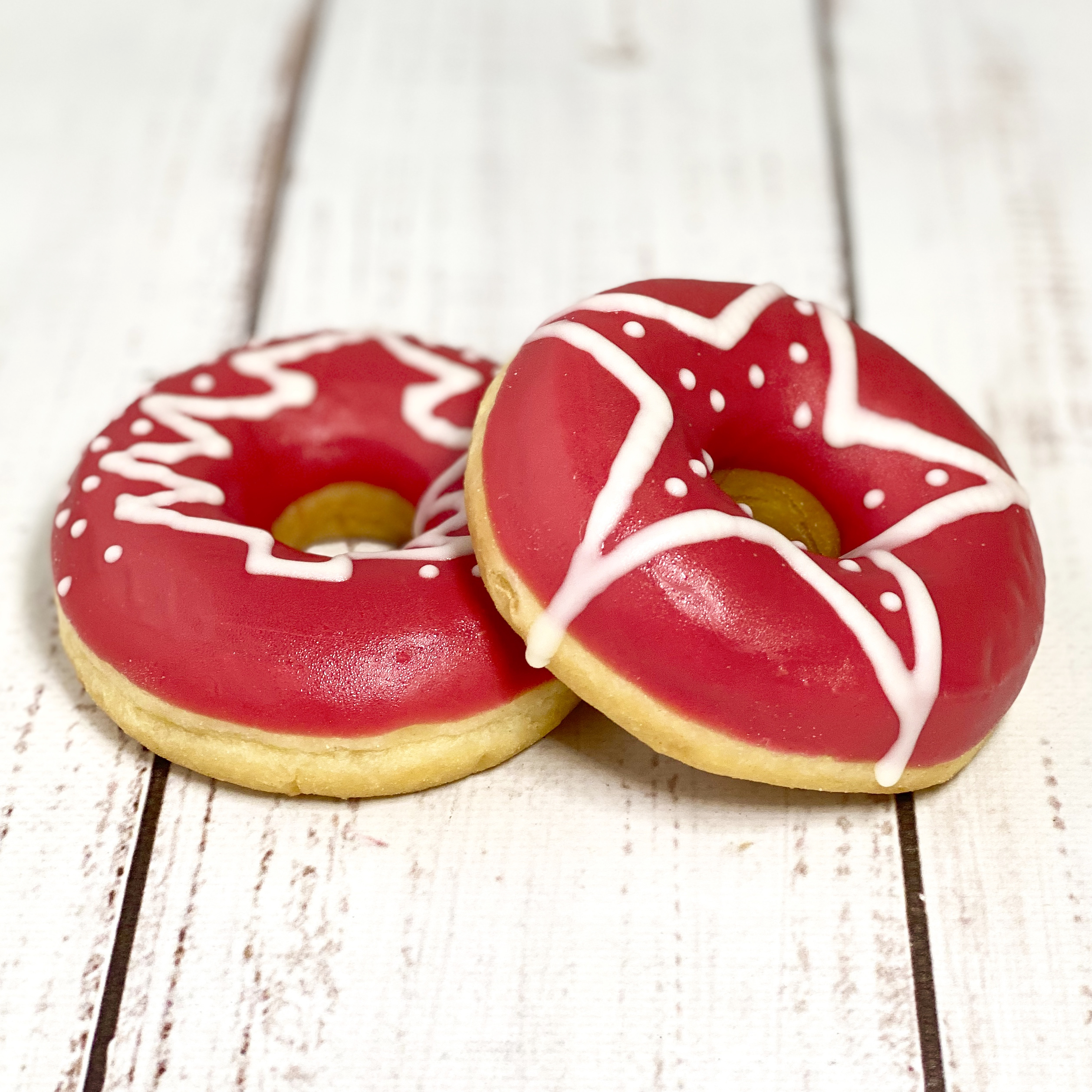Пончик с красной и белой кондитерской глазурью изображение 2