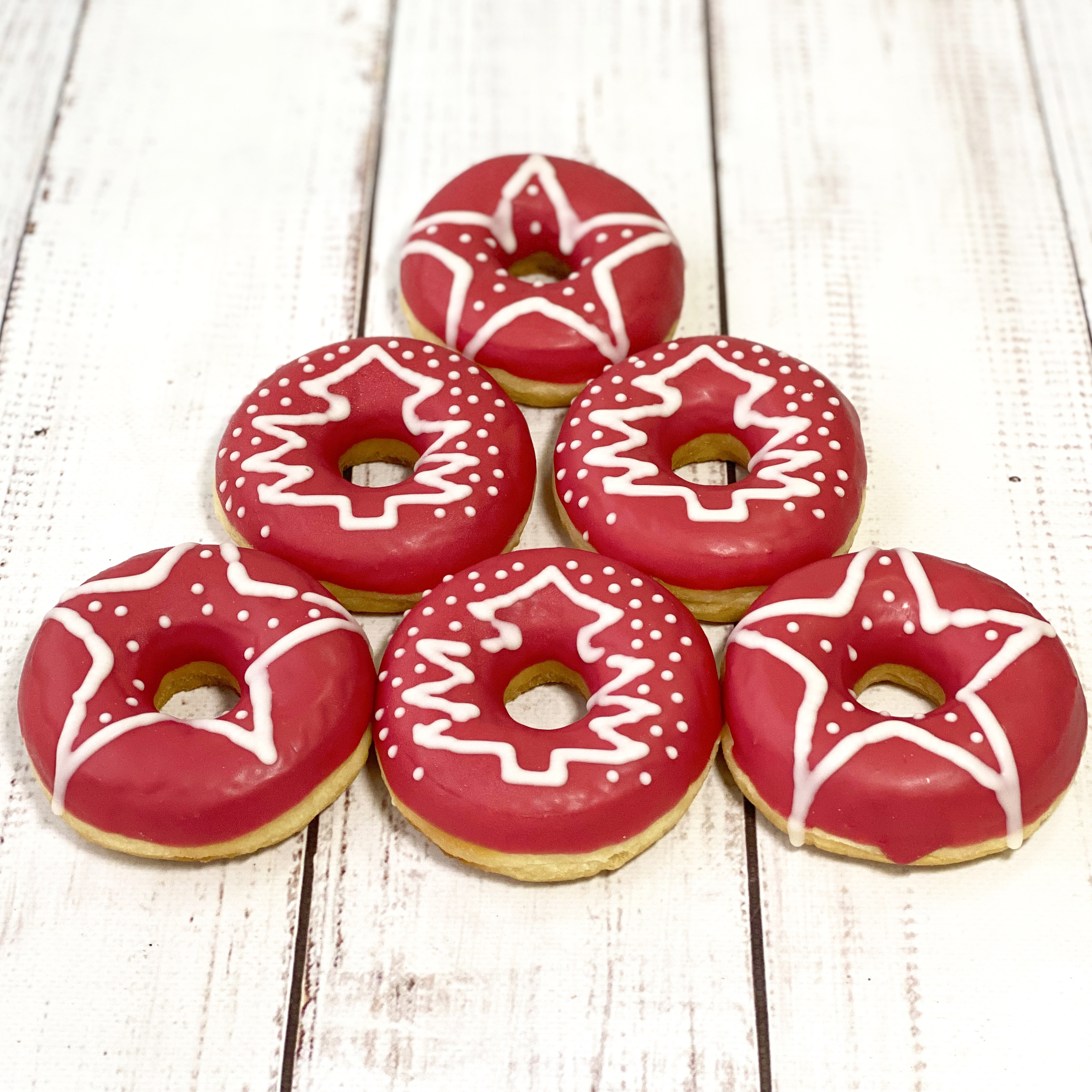 Пончик с красной и белой кондитерской глазурью изображение 3