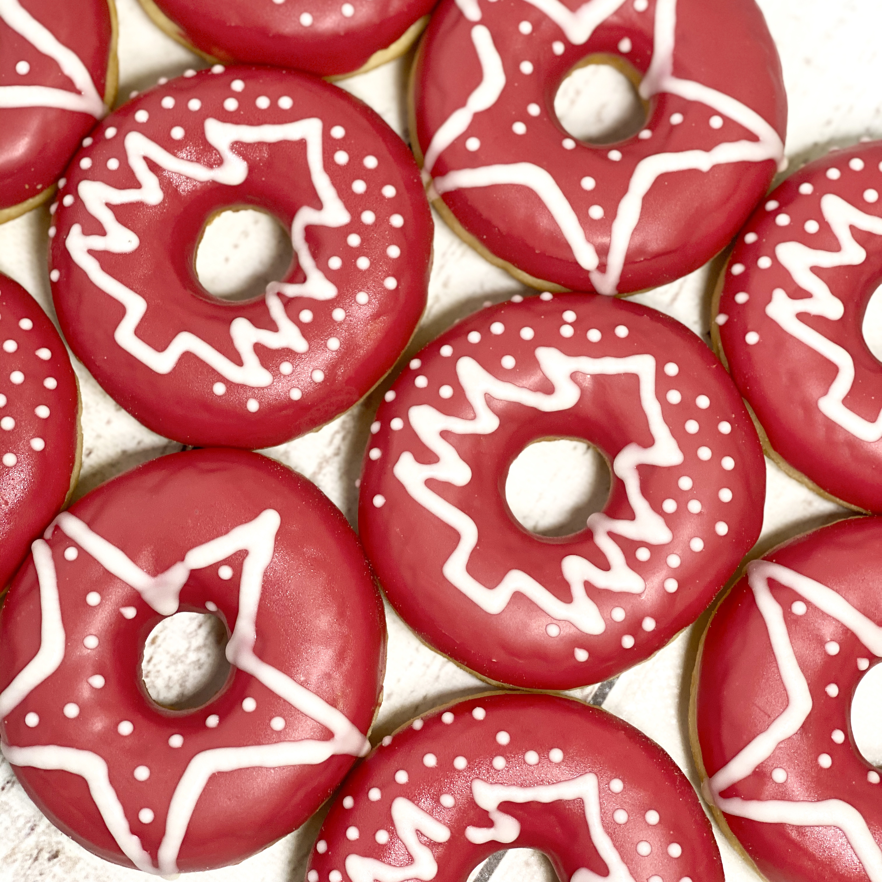 Пончик с красной и белой кондитерской глазурью изображение 5