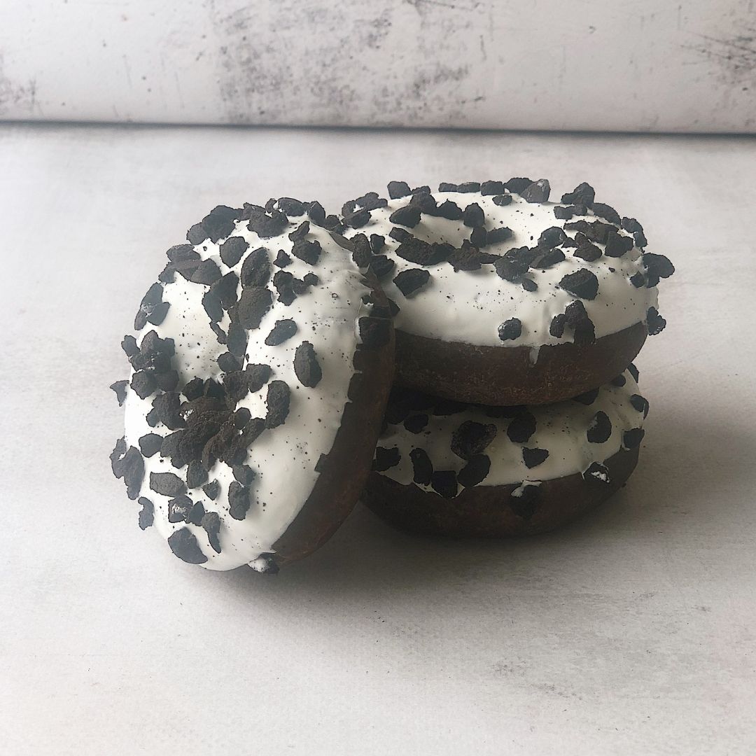  Пончик c ванильной начинкой, белой глазурью и кусочками печенья. изображение 4