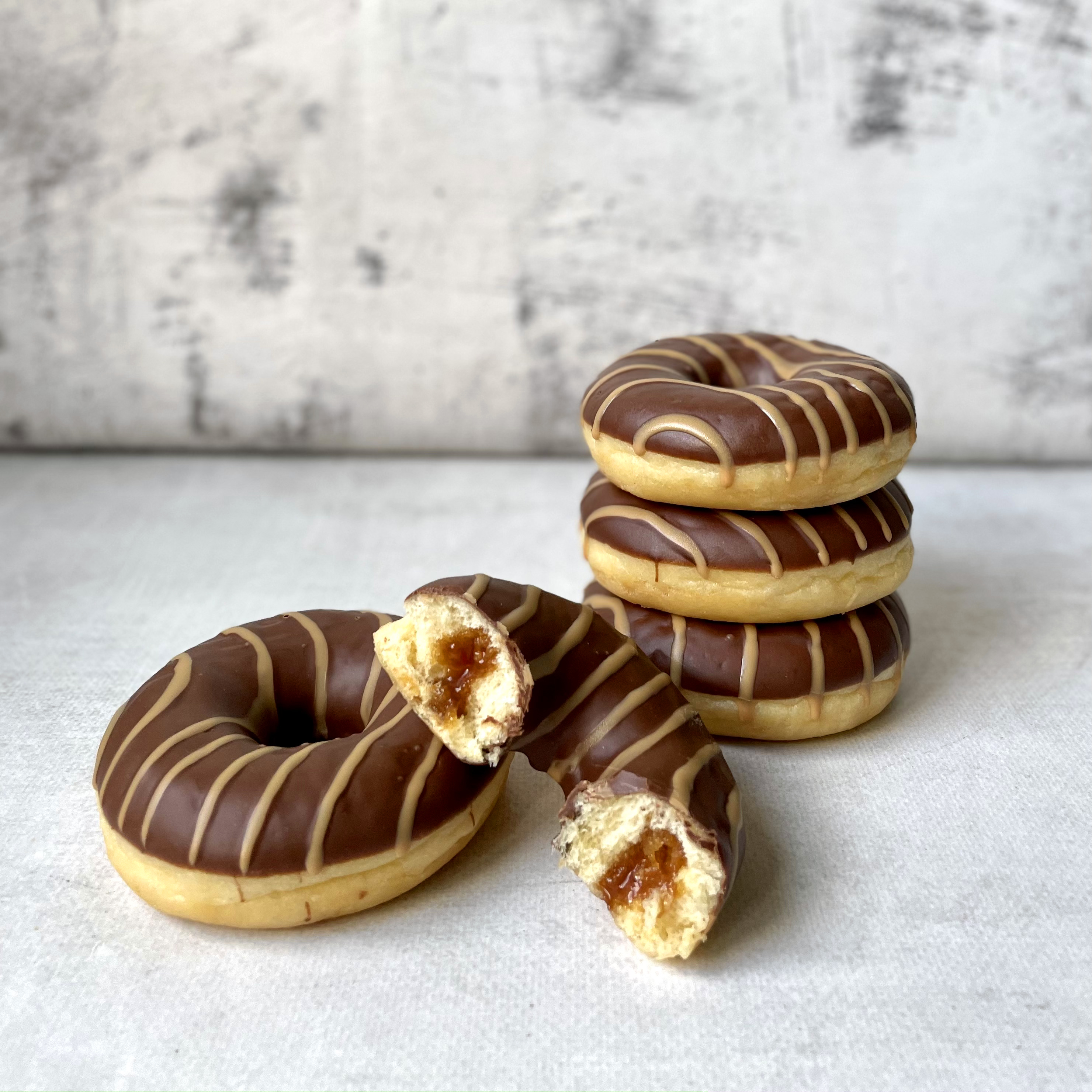 Пончик с карамельной начинкой и шоколадной кондитерской глазурью изображение 1