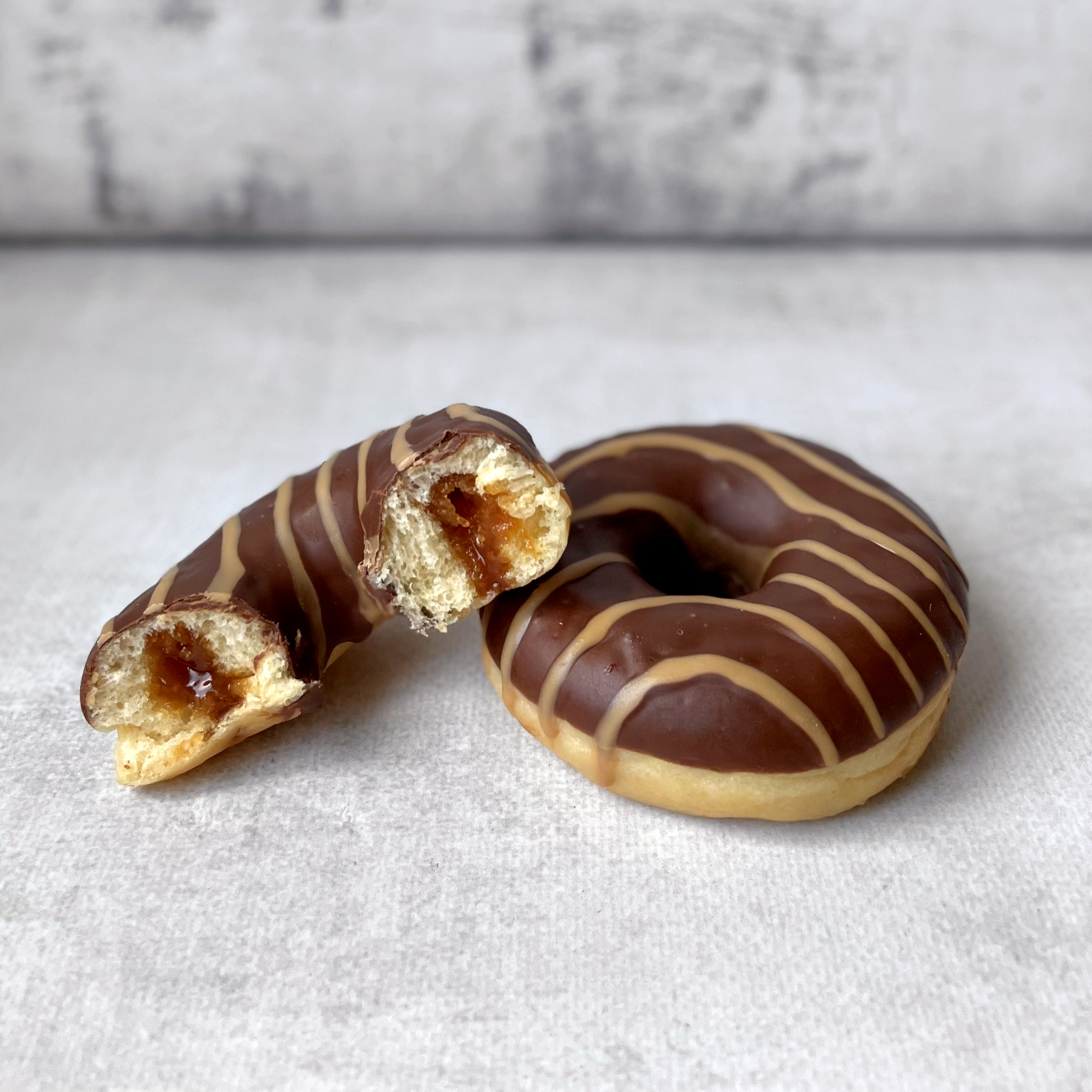 Пончик с карамельной начинкой и шоколадной кондитерской глазурью изображение 3