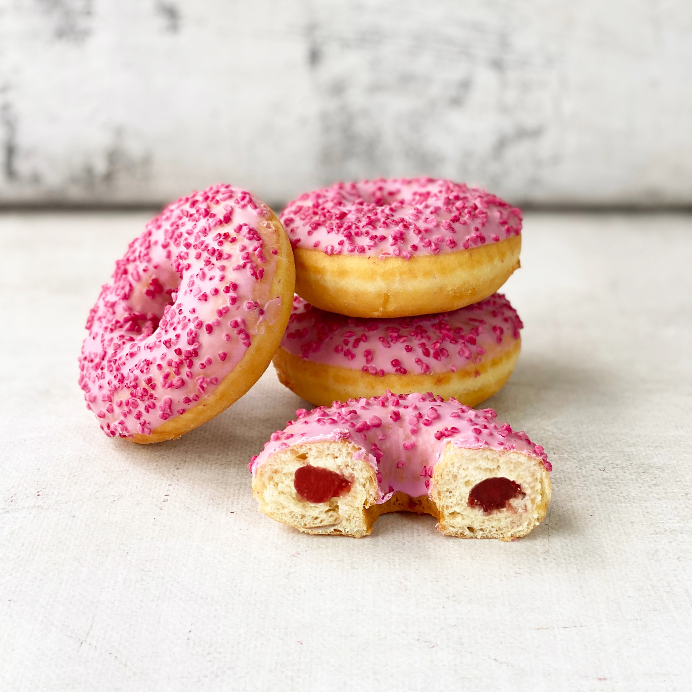Пончик-донатс с малиновой начинкой, кондитерской розовой глазурью с розовой посыпкой изображение 1