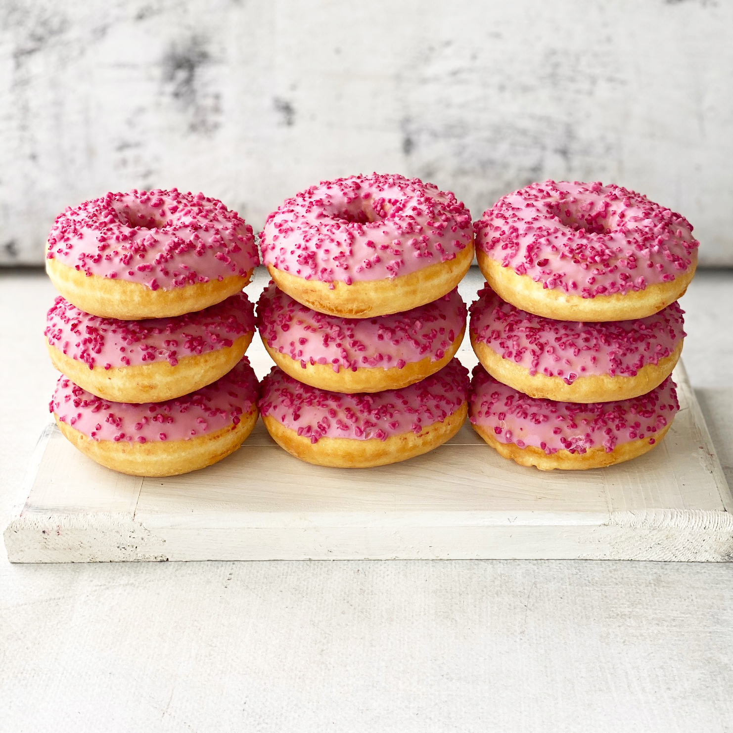 Пончик-донатс с малиновой начинкой, кондитерской розовой глазурью с розовой посыпкой изображение 3