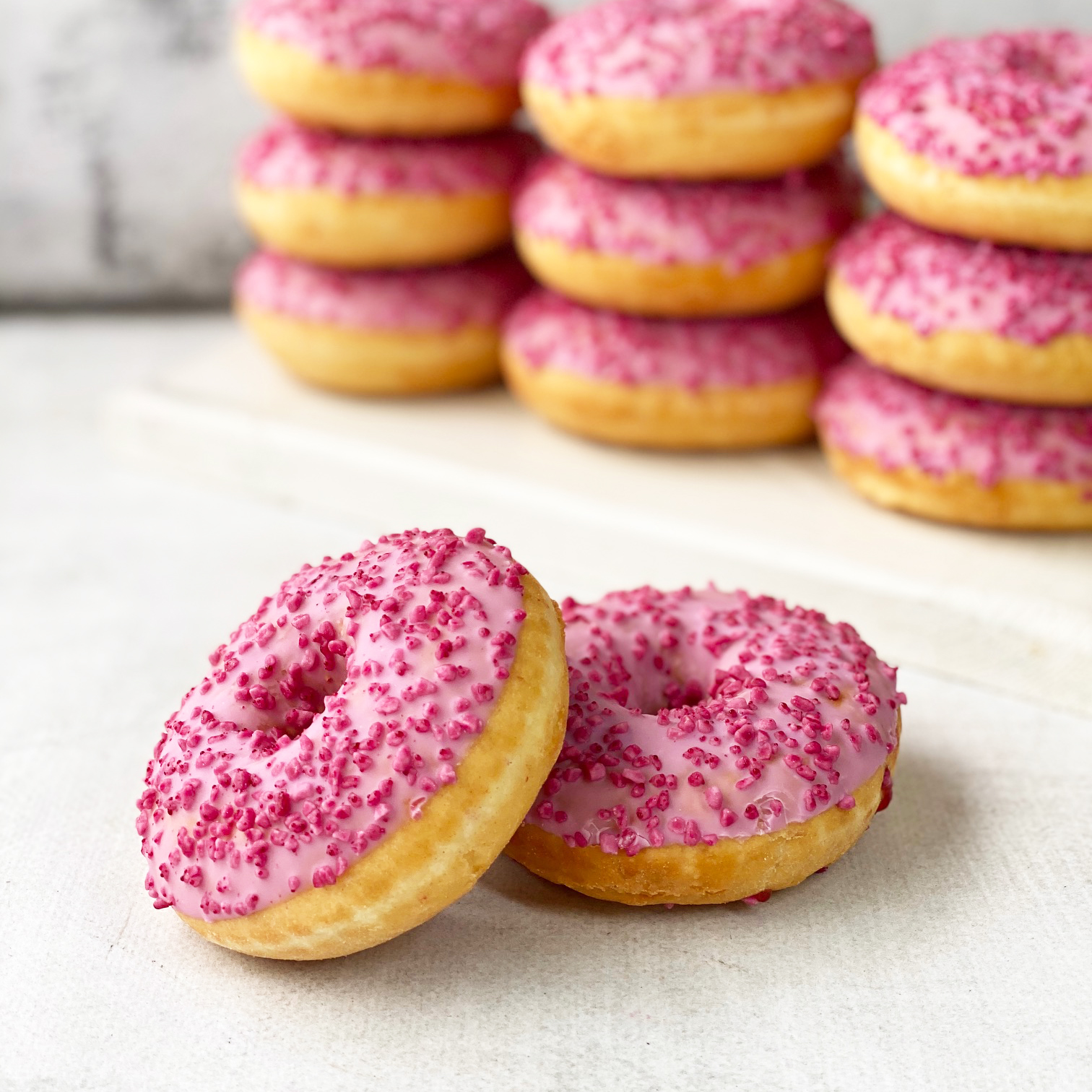 Пончик-донатс с малиновой начинкой, кондитерской розовой глазурью с розовой посыпкой изображение 5