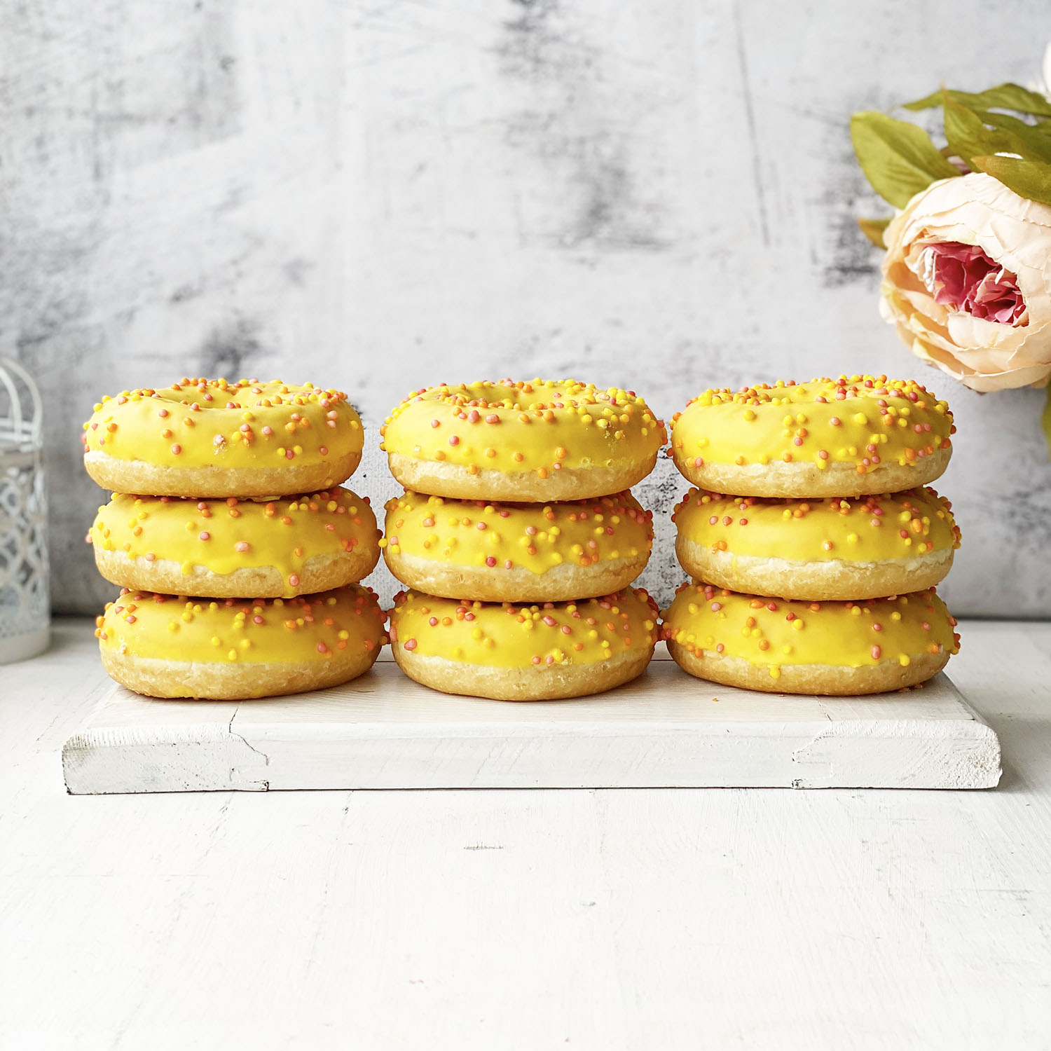 Пончик с желтой глазурью, цветной посыпкой и манговой начинкой изображение 2