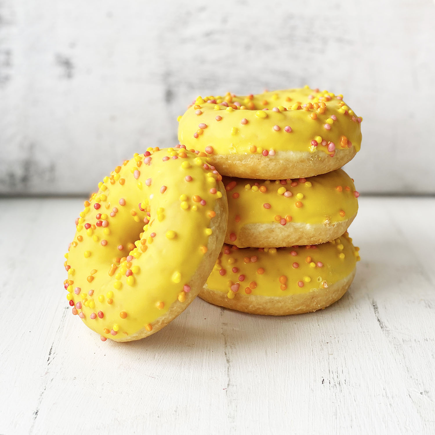 Пончик с желтой глазурью, цветной посыпкой и манговой начинкой изображение 3