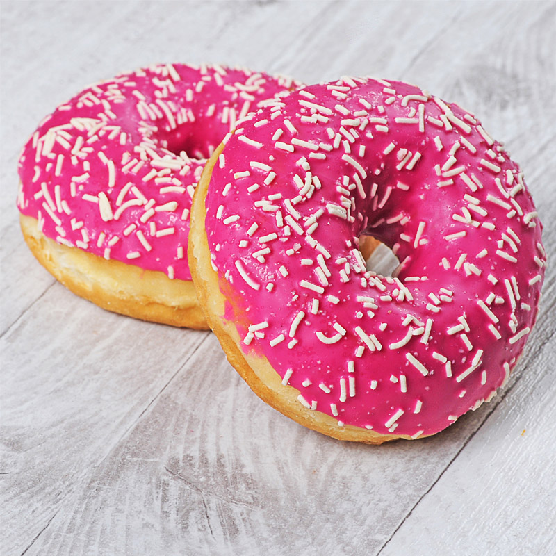 Пончики с розовой глазурью и посыпкой из белого шоколада изображение 1