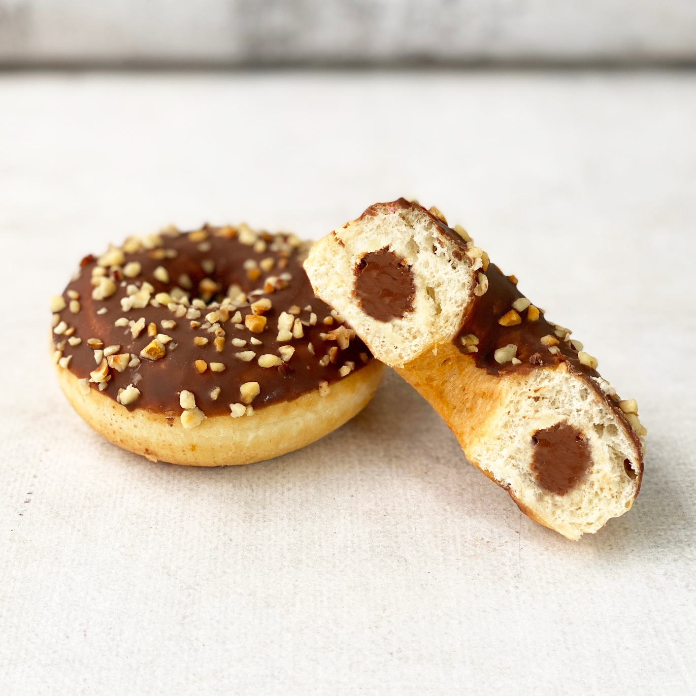Пончик-донатс с шоколадно-ореховой начинкой, шоколадной кондитерской глазурью с дробленым фундуком изображение 6