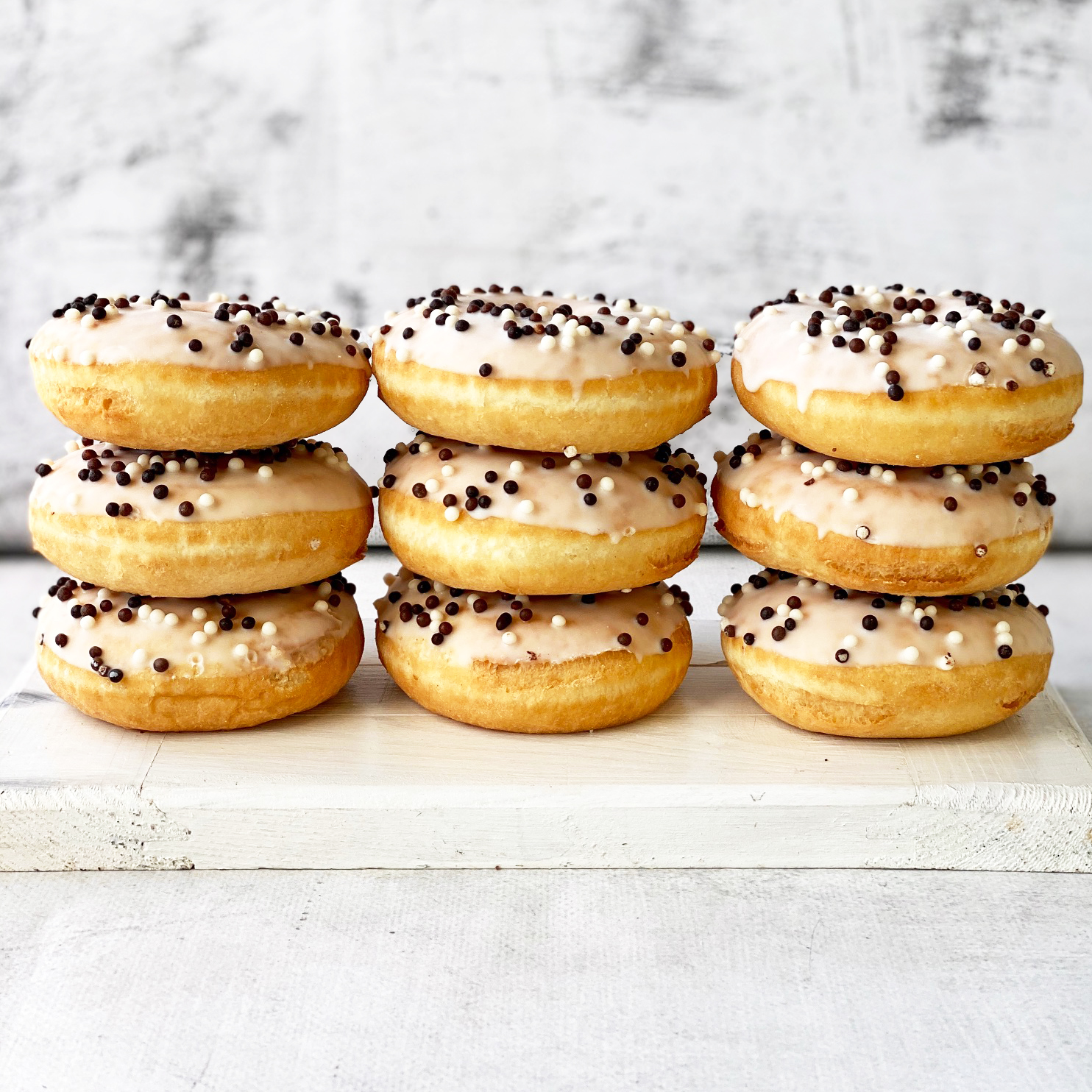 Пончик-донатс с ванильной начинкой, белой кондитерской глазурью с шоколадными шариками  изображение 4