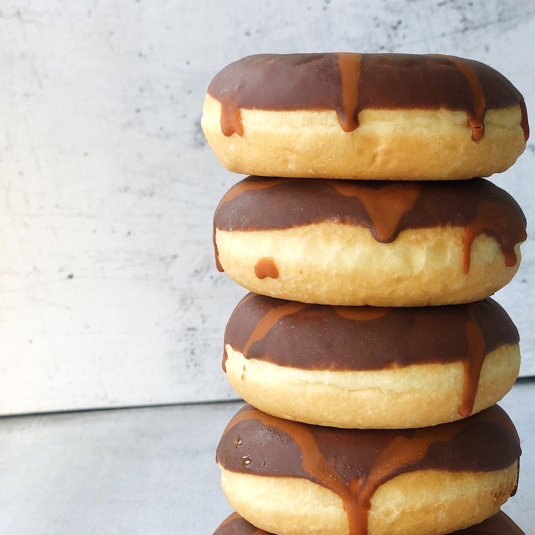 Пончик-донатс с начинкой дульче де лече и глазурью из молочного шоколада изображение 3
