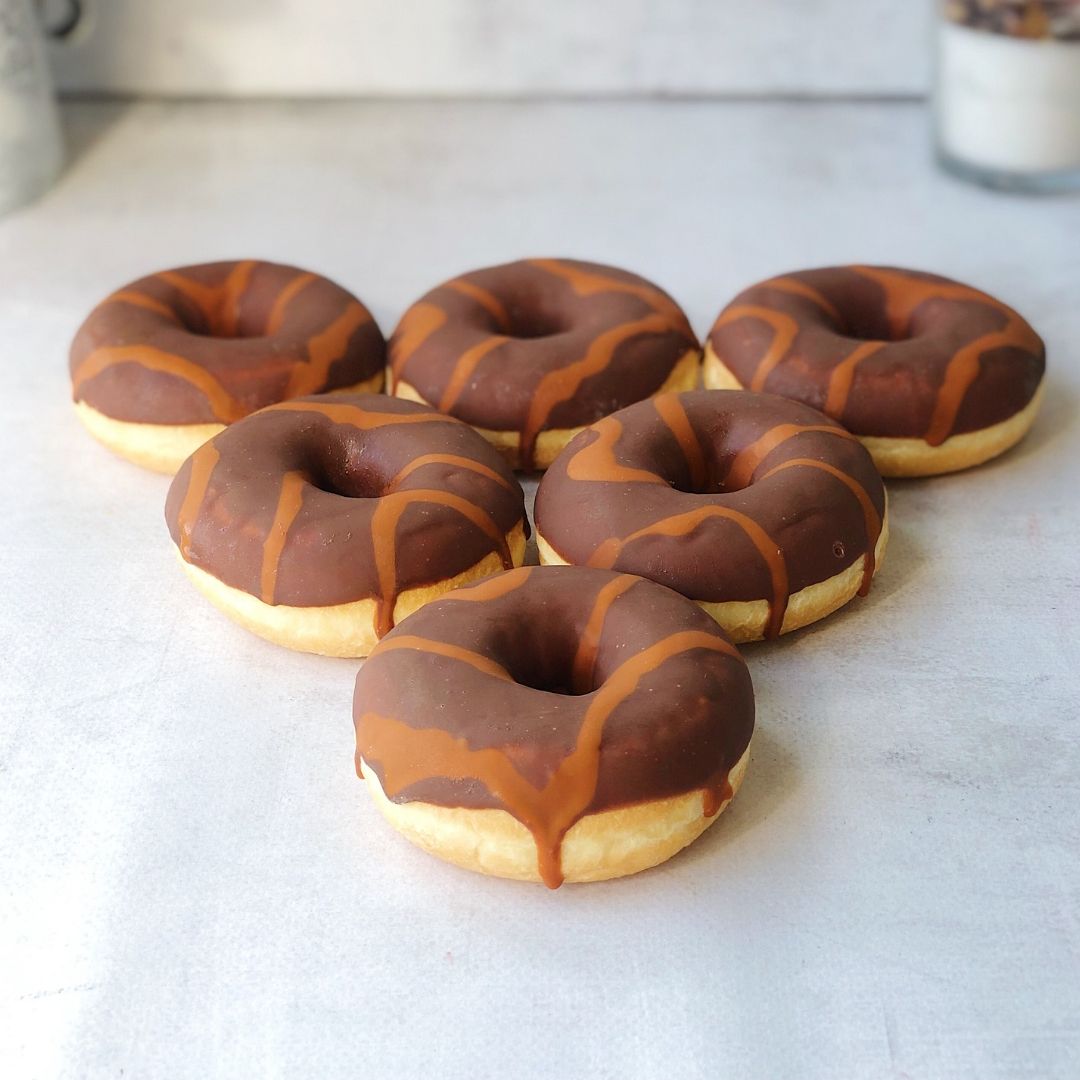 Пончик-донатс с начинкой дульче де лече и глазурью из молочного шоколада изображение 5