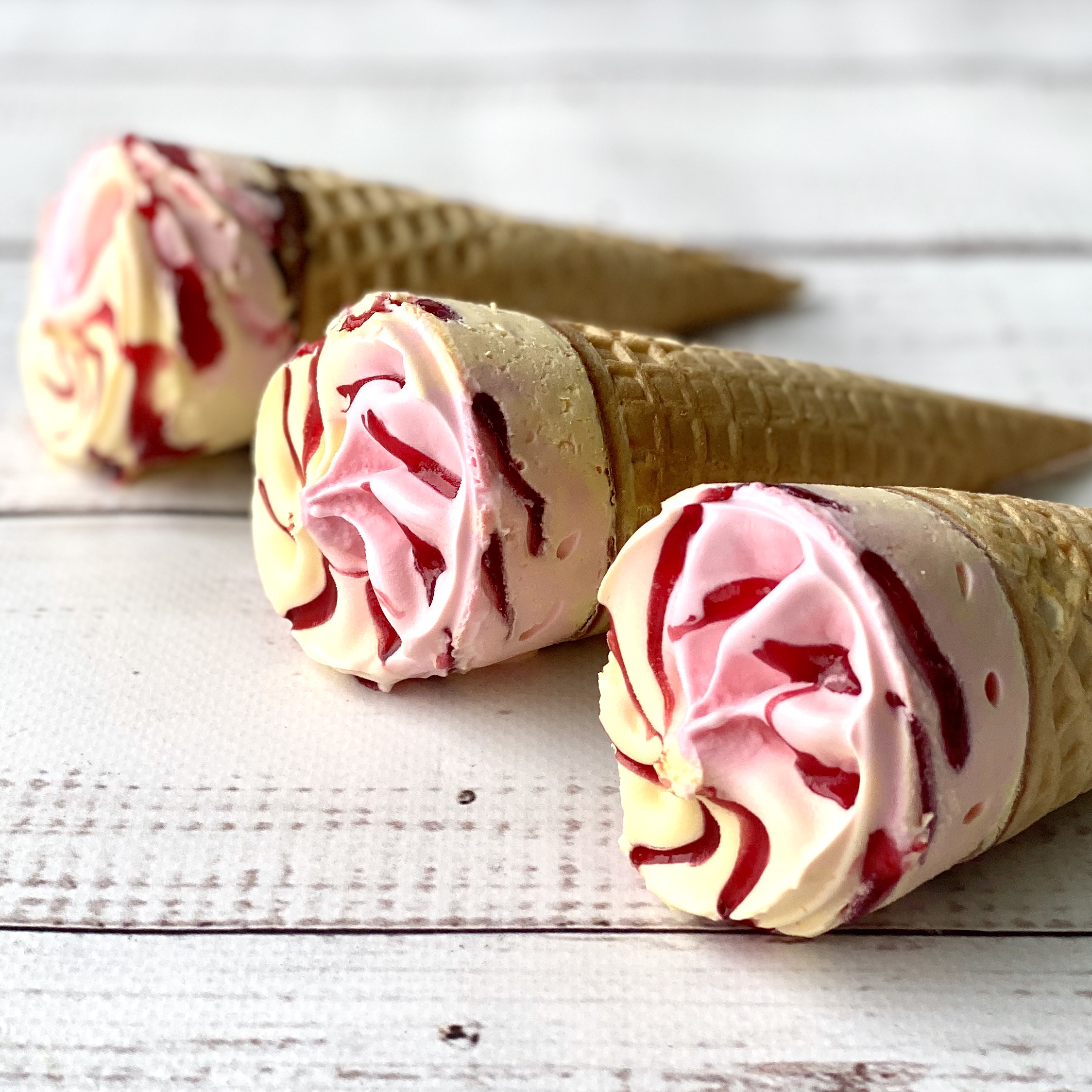Мороженое сливочное со вкусом банана и малины в сахарном рожке изображение 1