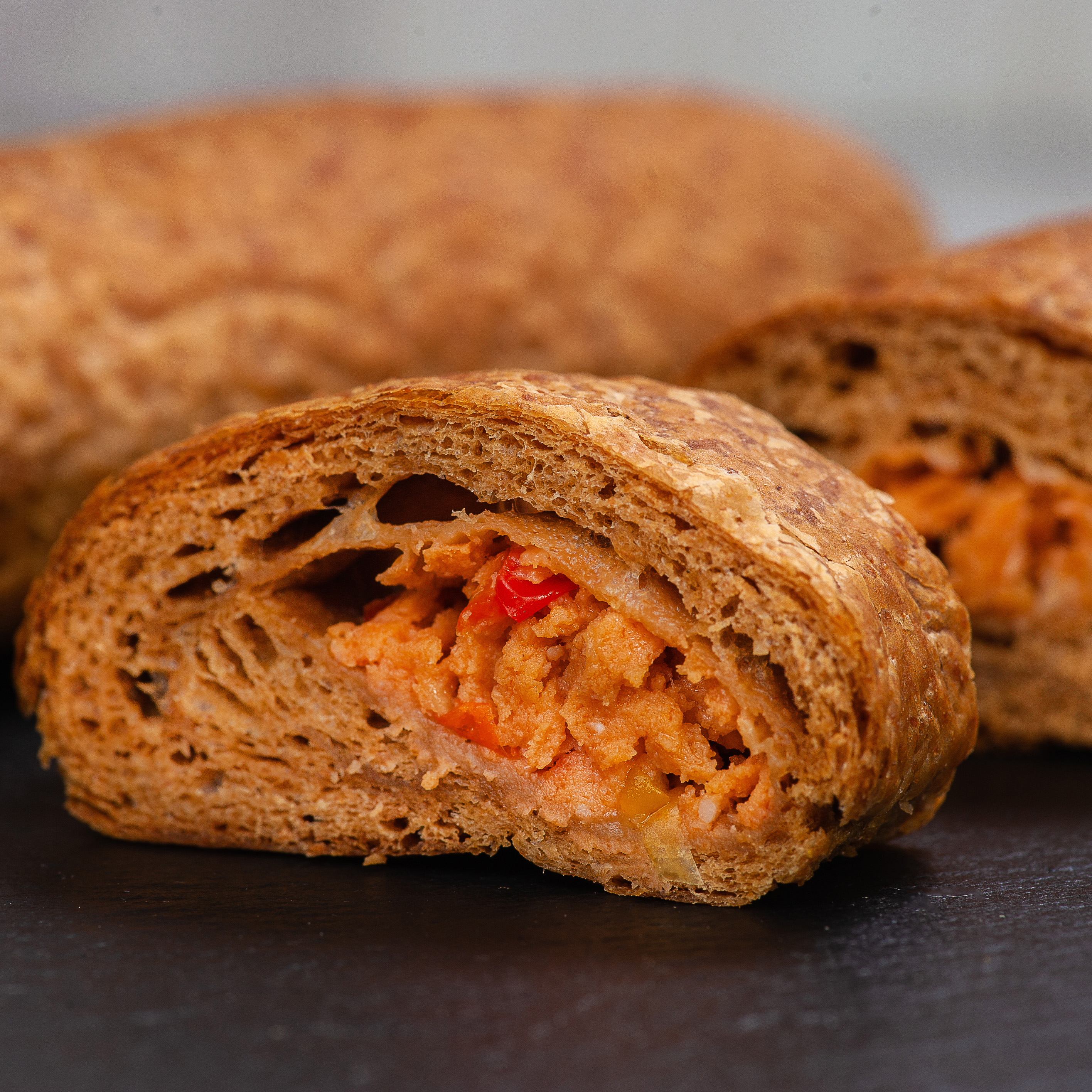 Ржано-пшеничное слоеное тесто с начинкой из куриного филе, запеченного болгарского перца, майонеза и томатной пасты. изображение 1