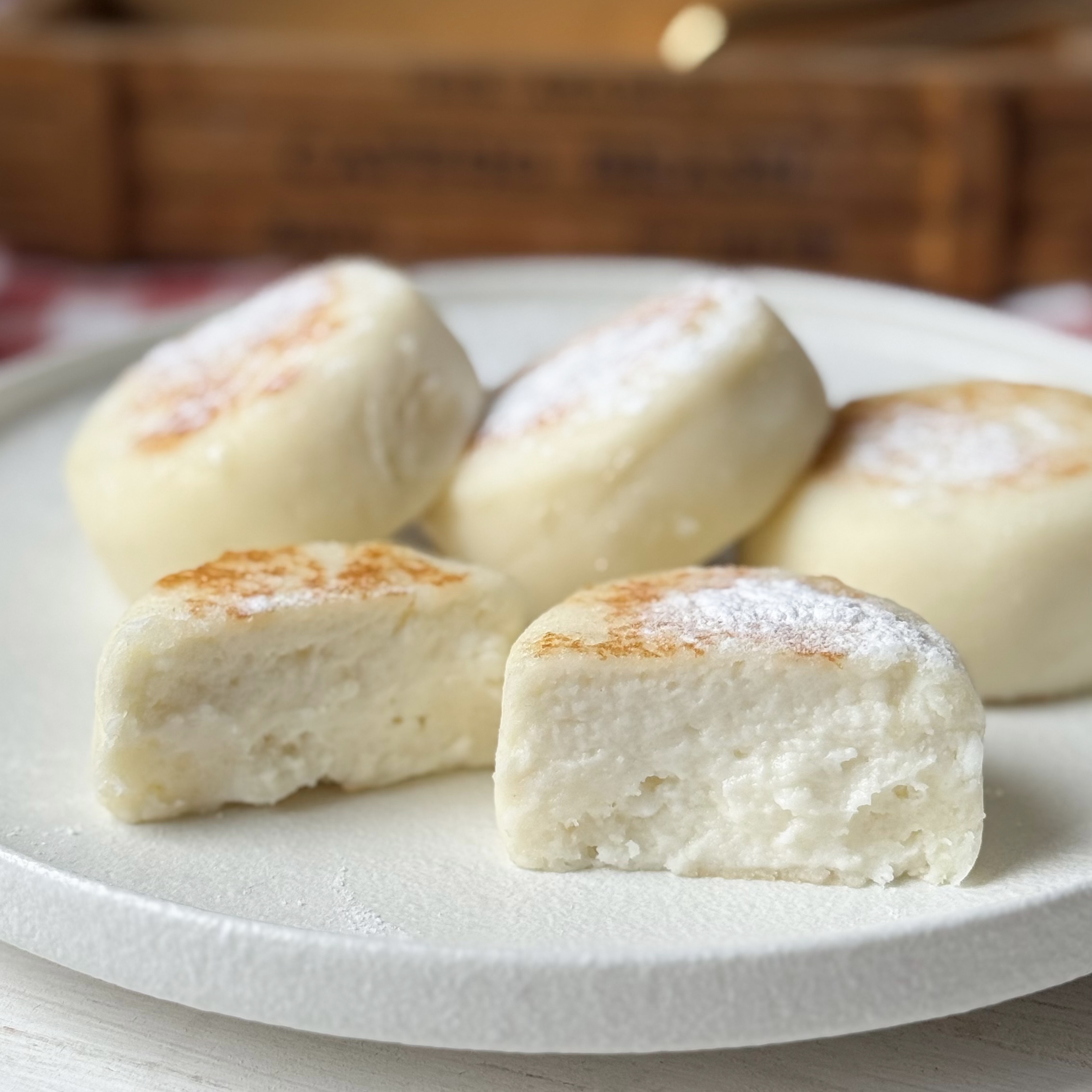 Нежные и ароматные классические сырники, которые тают во рту. Они идеально подходят для завтрака или перекуса, а также могут стать отличным дополнением к чаю или кофе. Сытные и питательные, эти сырники подарят вам заряд энергии на весь день. изображение 2