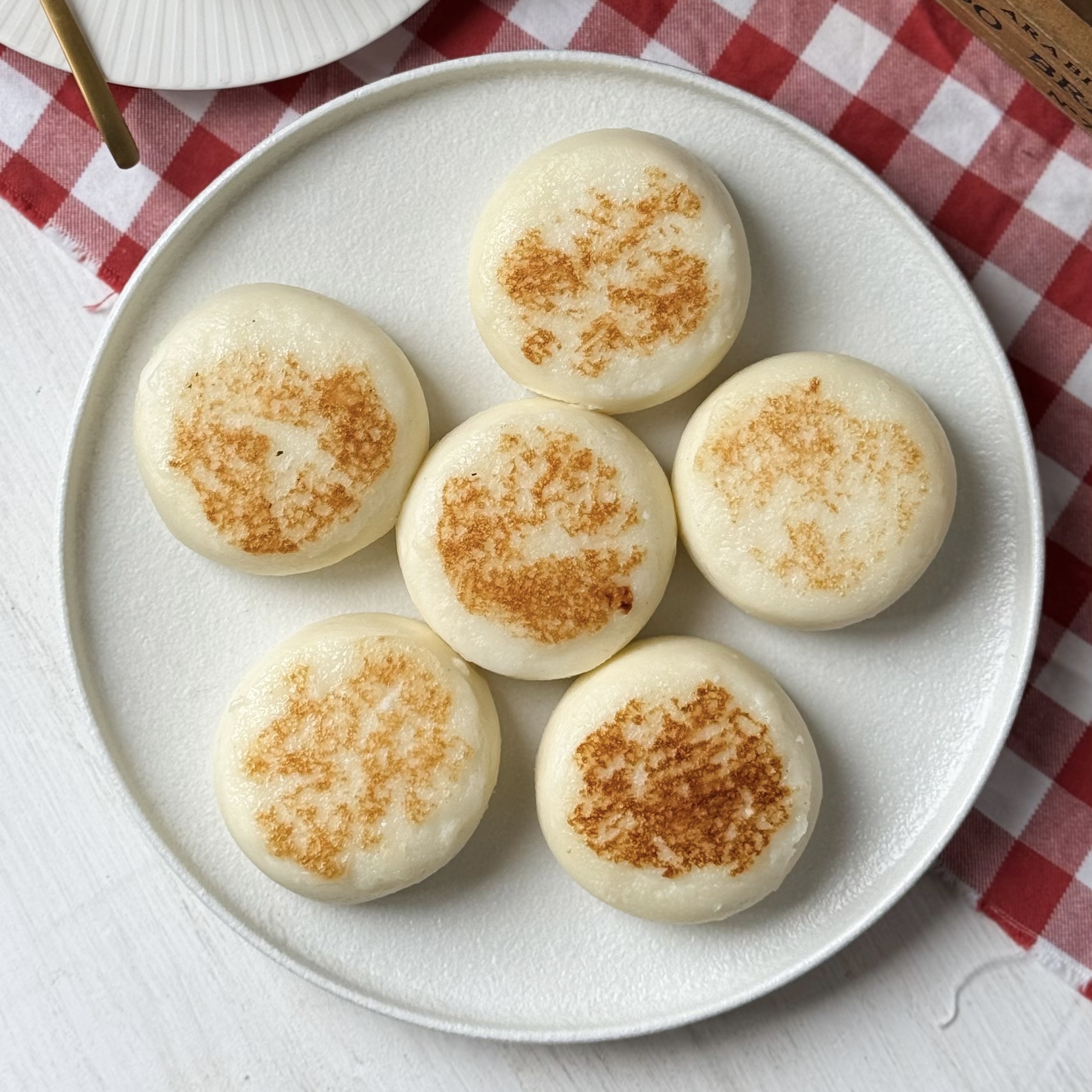 Нежные и ароматные классические сырники, которые тают во рту. Они идеально подходят для завтрака или перекуса, а также могут стать отличным дополнением к чаю или кофе. Сытные и питательные, эти сырники подарят вам заряд энергии на весь день. изображение 8