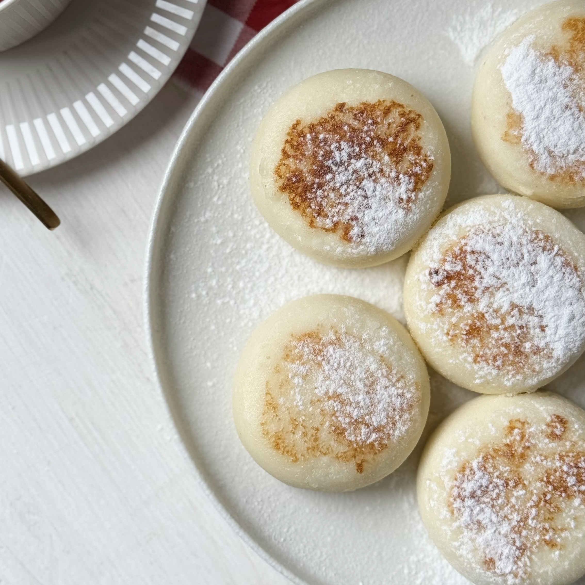 Нежные и ароматные классические сырники, которые тают во рту. Они идеально подходят для завтрака или перекуса, а также могут стать отличным дополнением к чаю или кофе. Сытные и питательные, эти сырники подарят вам заряд энергии на весь день. изображение 10