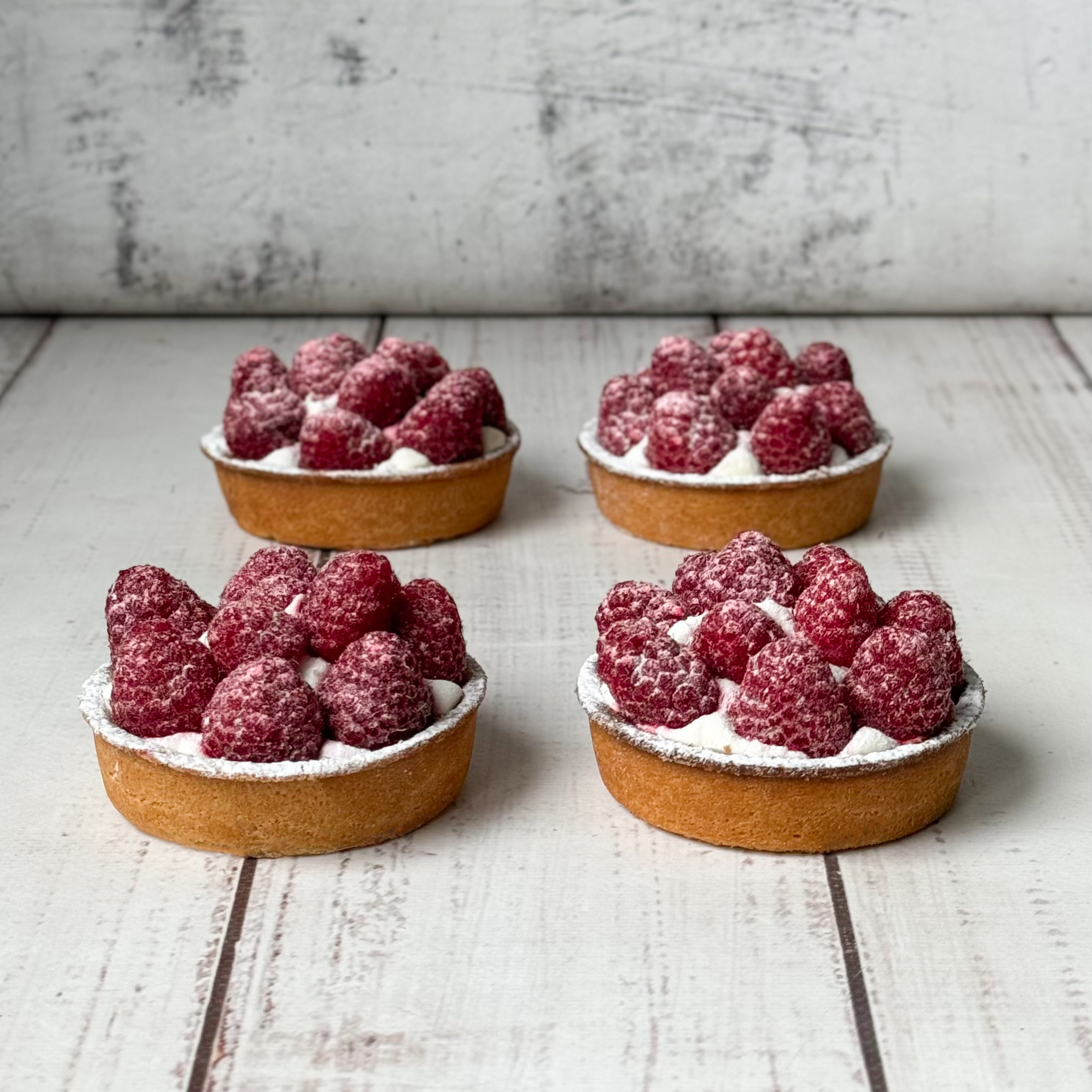 Заварной крем, взбитые сливки и спелая малина в корзиночке из песочного теста. изображение 2