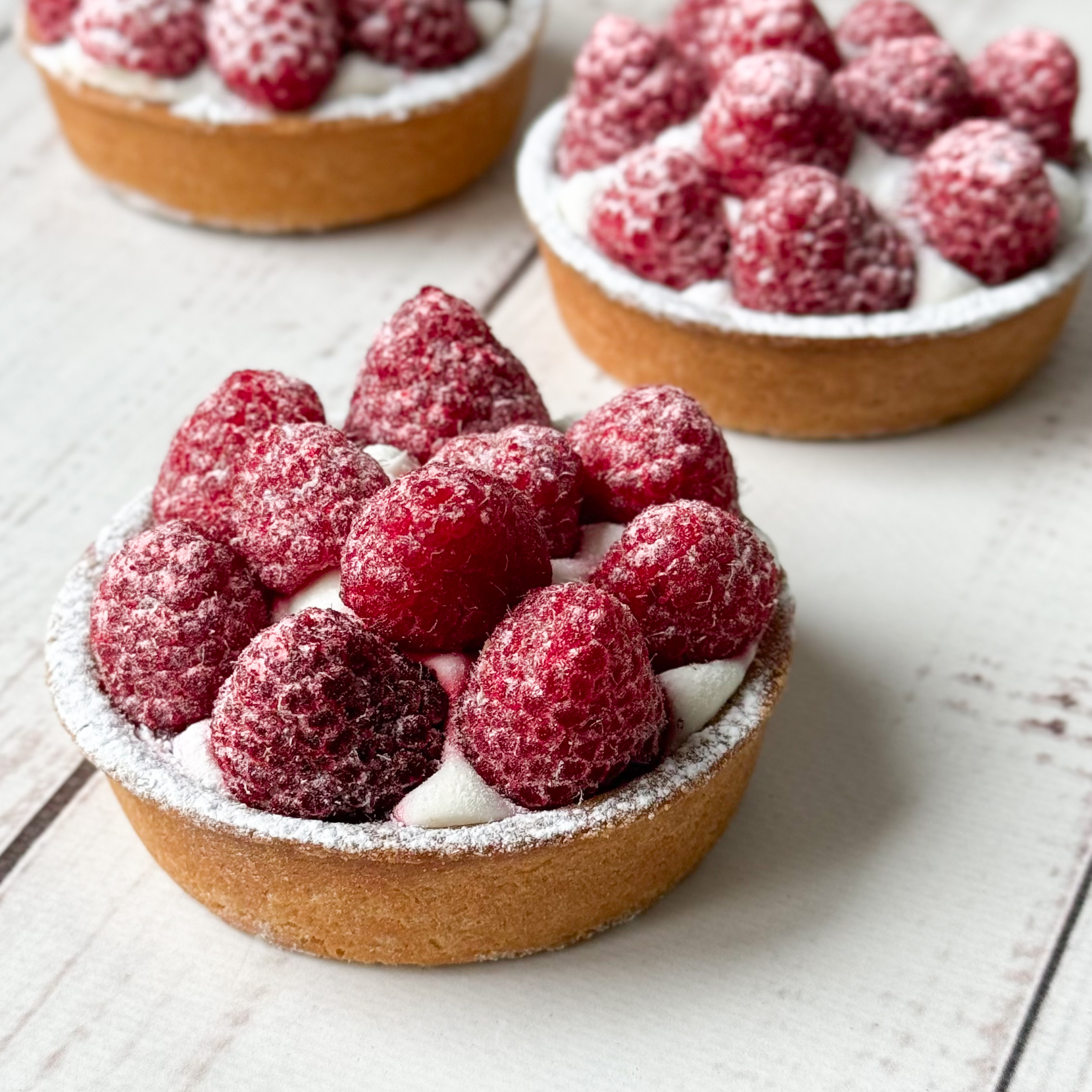 Заварной крем, взбитые сливки и спелая малина в корзиночке из песочного теста. изображение 3