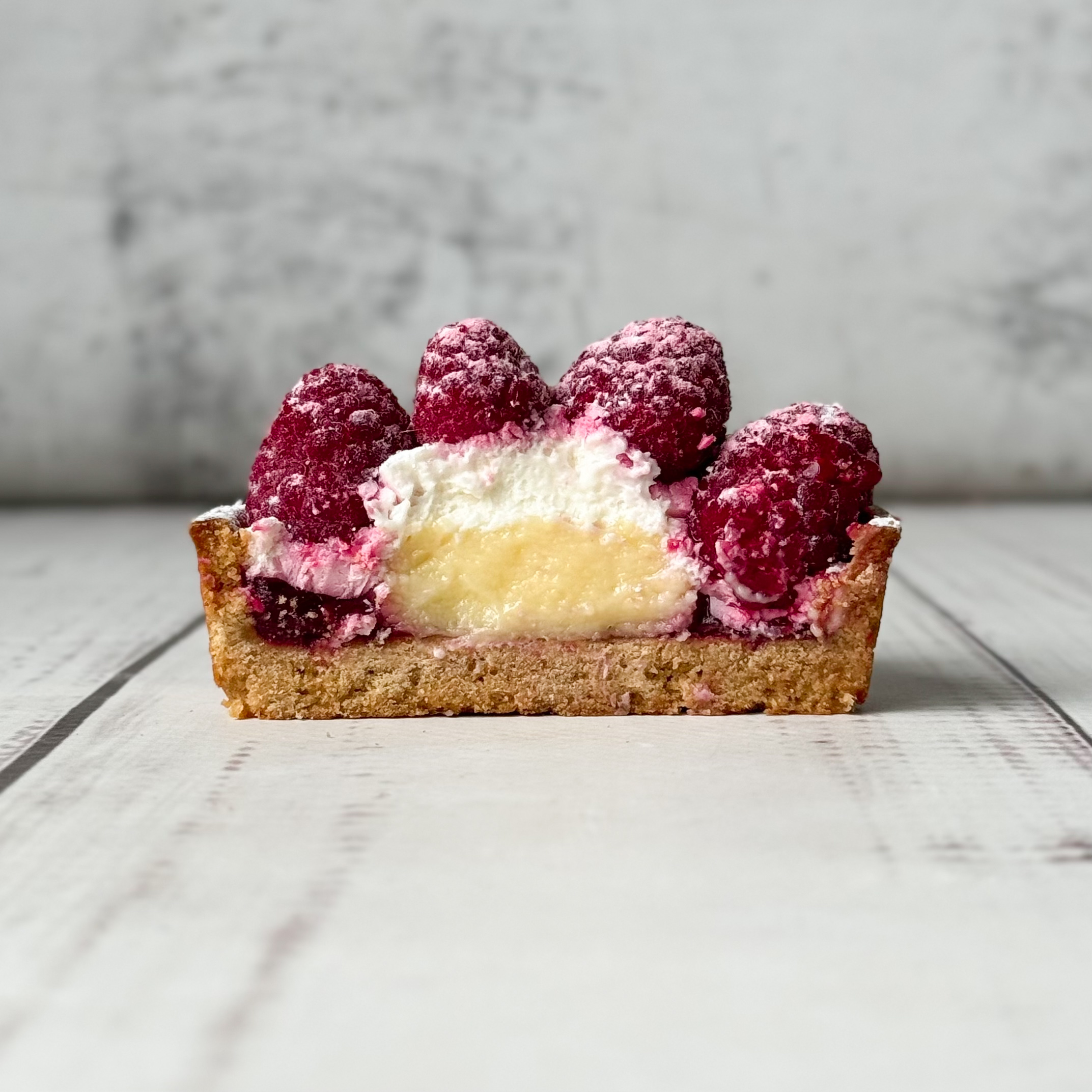 Заварной крем, взбитые сливки и спелая малина в корзиночке из песочного теста. изображение 4