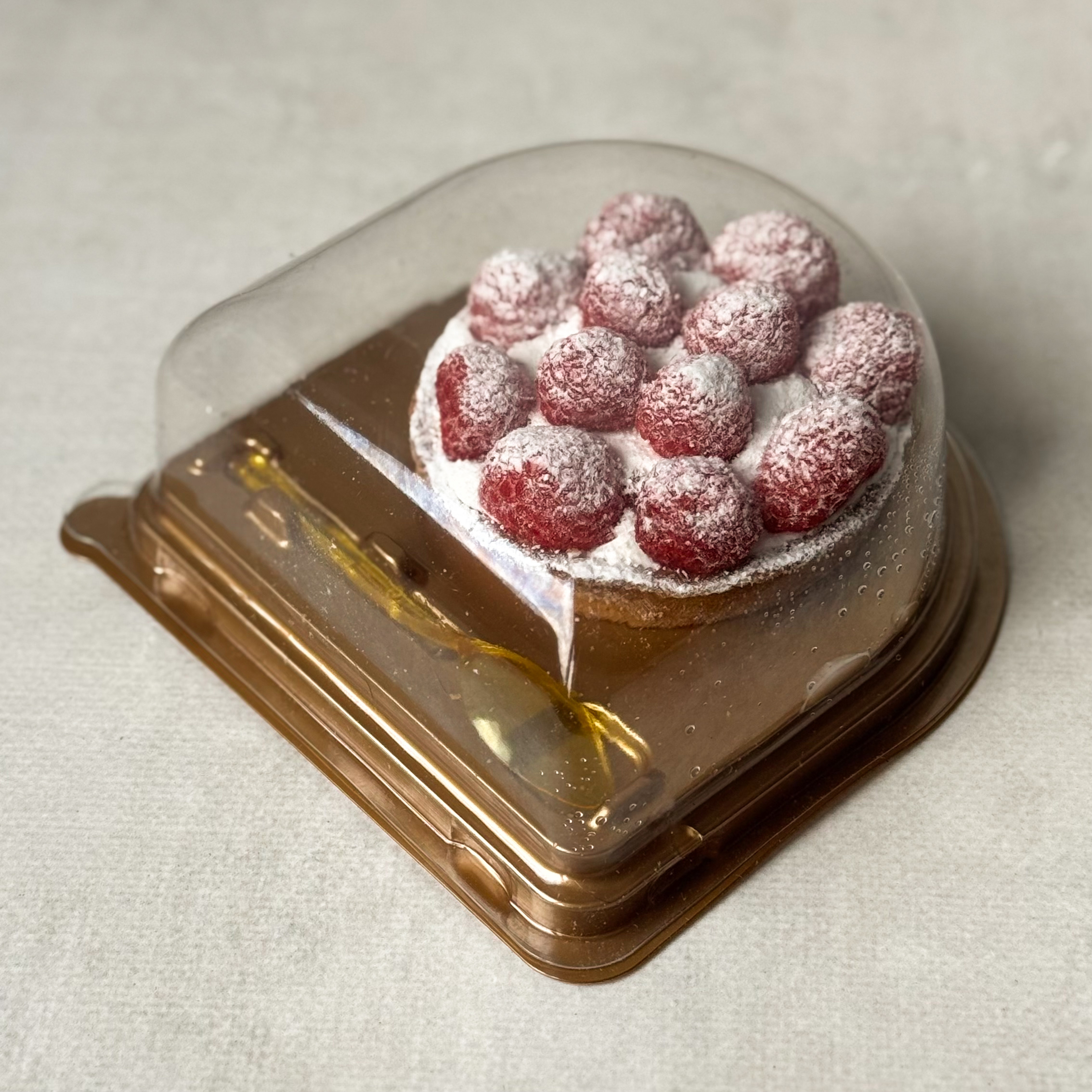 Заварной крем, взбитые сливки и спелая малина в корзиночке из песочного теста в индивид.упаковке с ложкой изображение 1