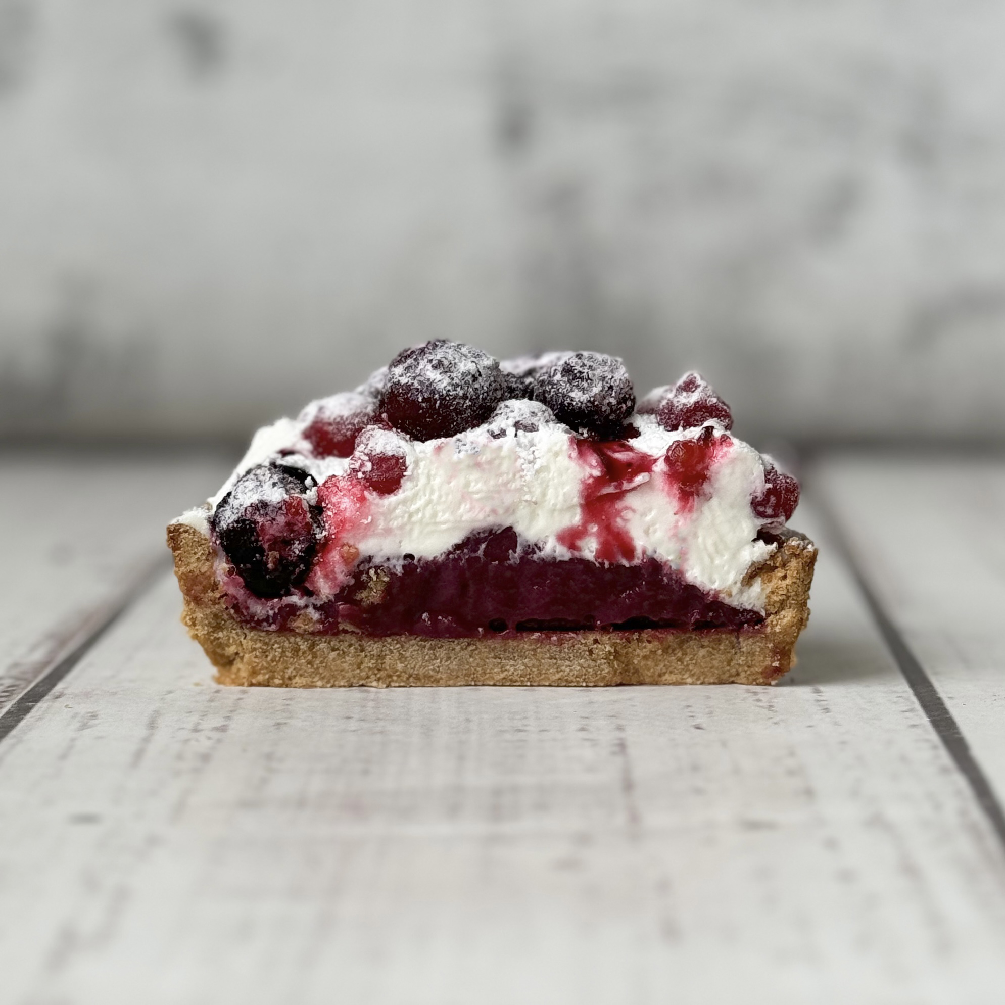 Ягодная тарталетка с начинкой из пюре чёрной смородины, взбитыми сливками и ягодами чёрной смородины в корзиночке из песочного теста. изображение 4