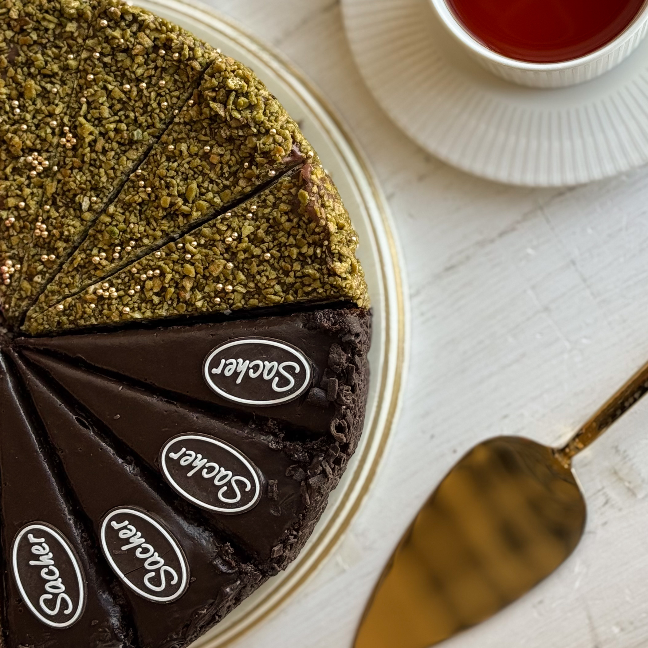 Ассорти из 4 видов популярных тортов, 16 порций. изображение 3