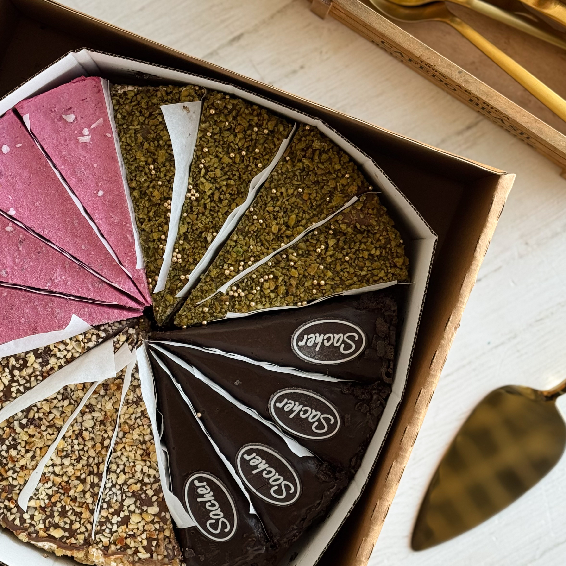 Ассорти из 4 видов популярных тортов, 16 порций. изображение 4